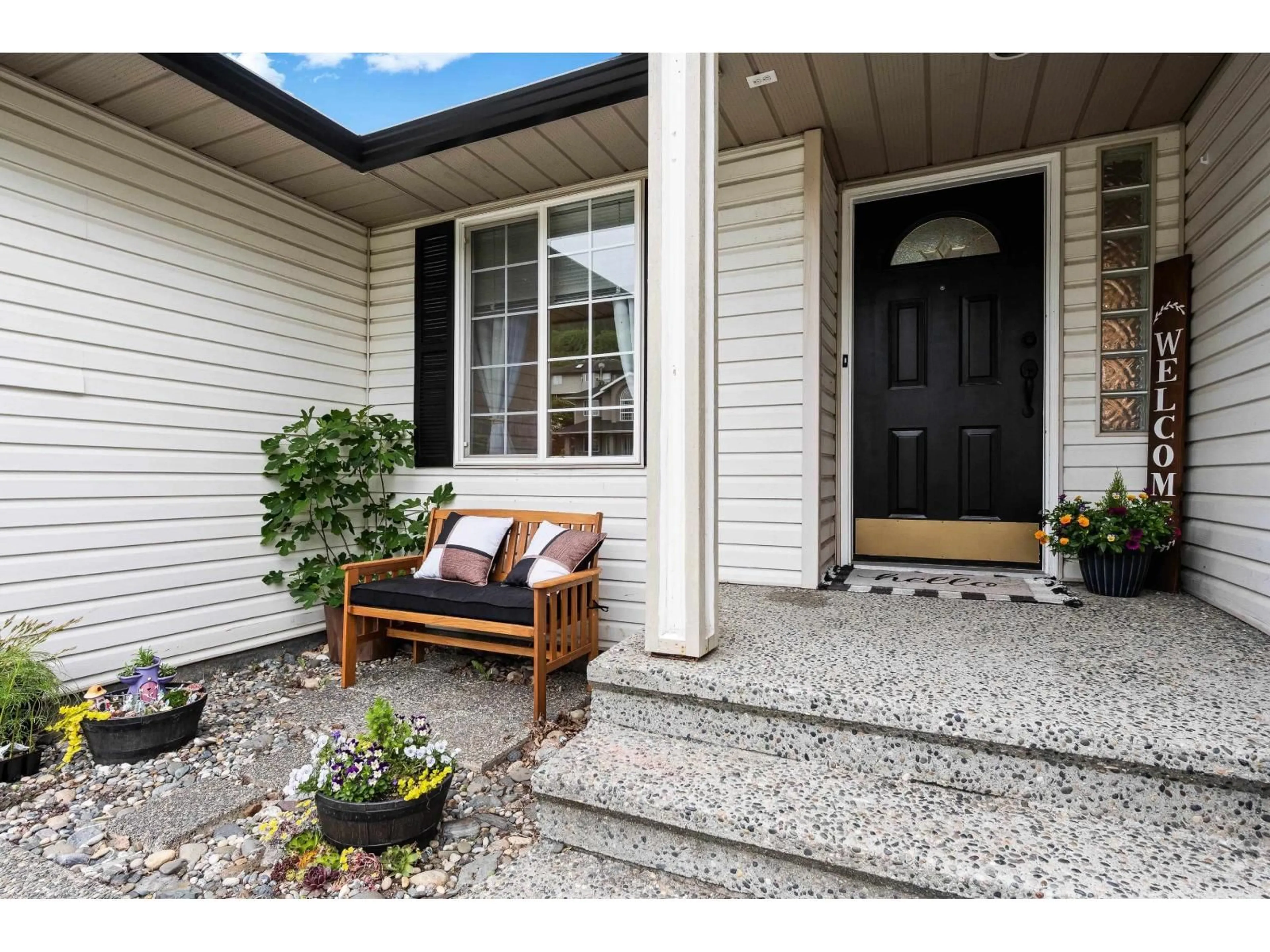 Indoor entryway for 46733 SYLVAN DRIVE, Chilliwack British Columbia V2R4E9