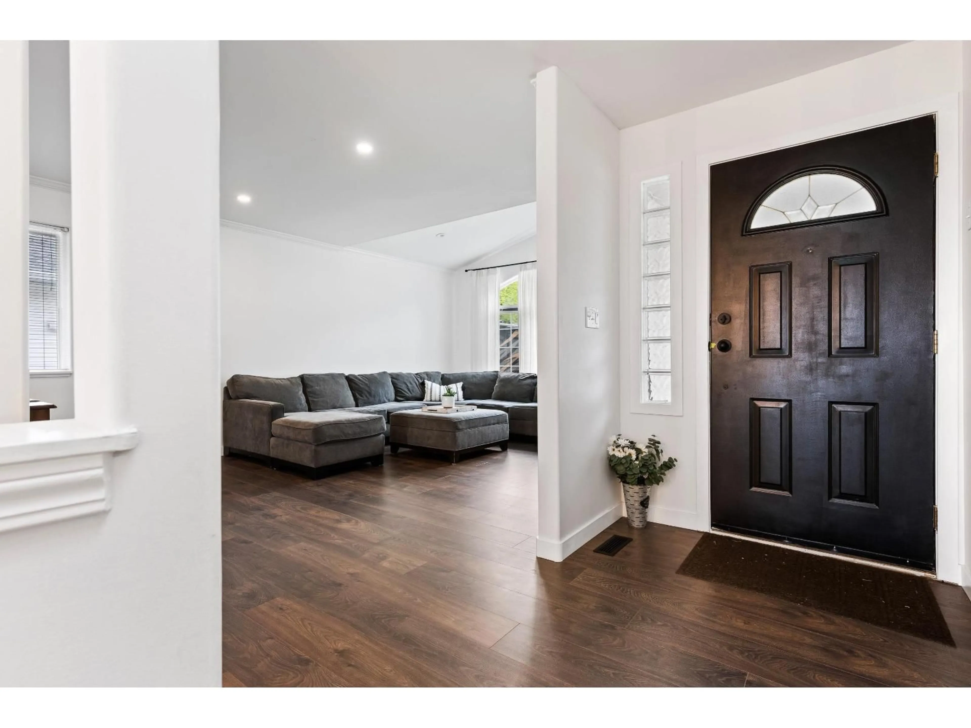 Indoor entryway for 46733 SYLVAN DRIVE, Chilliwack British Columbia V2R4E9