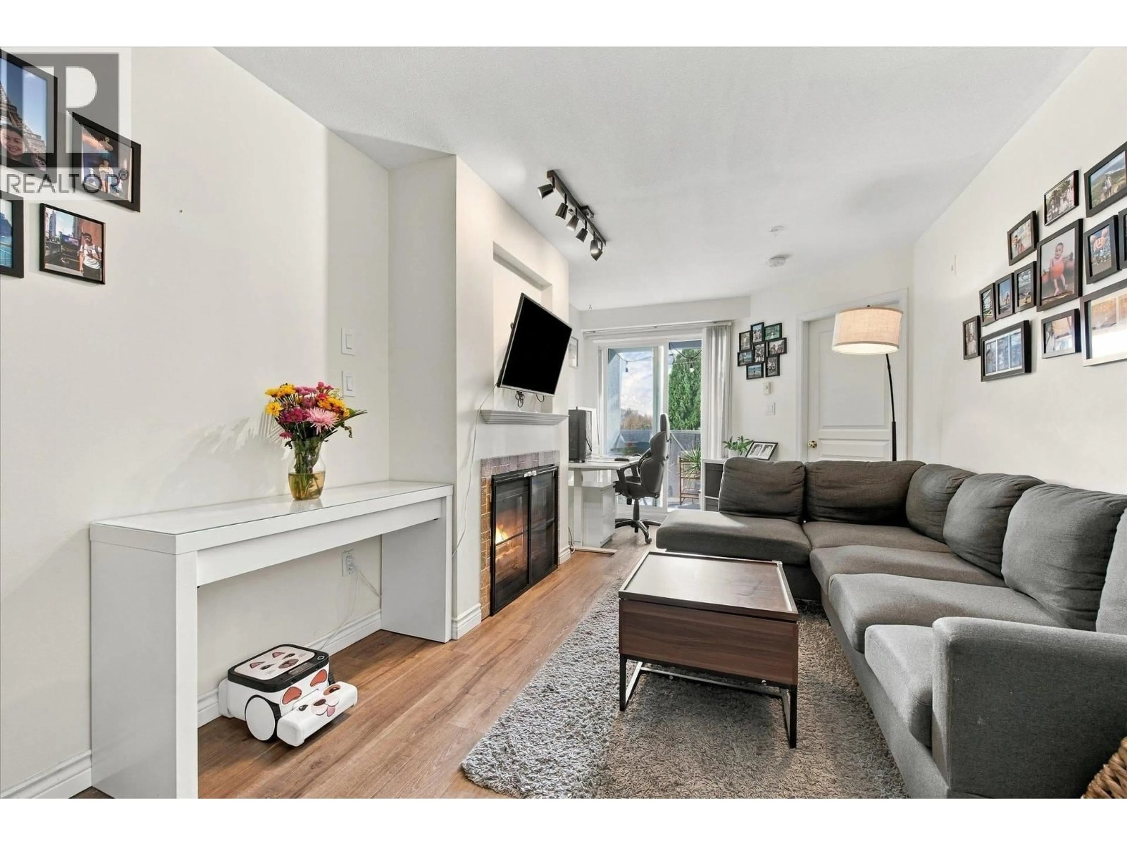 Living room with furniture, unknown for 323 - 760 KINGSWAY, Vancouver British Columbia V5V3C1