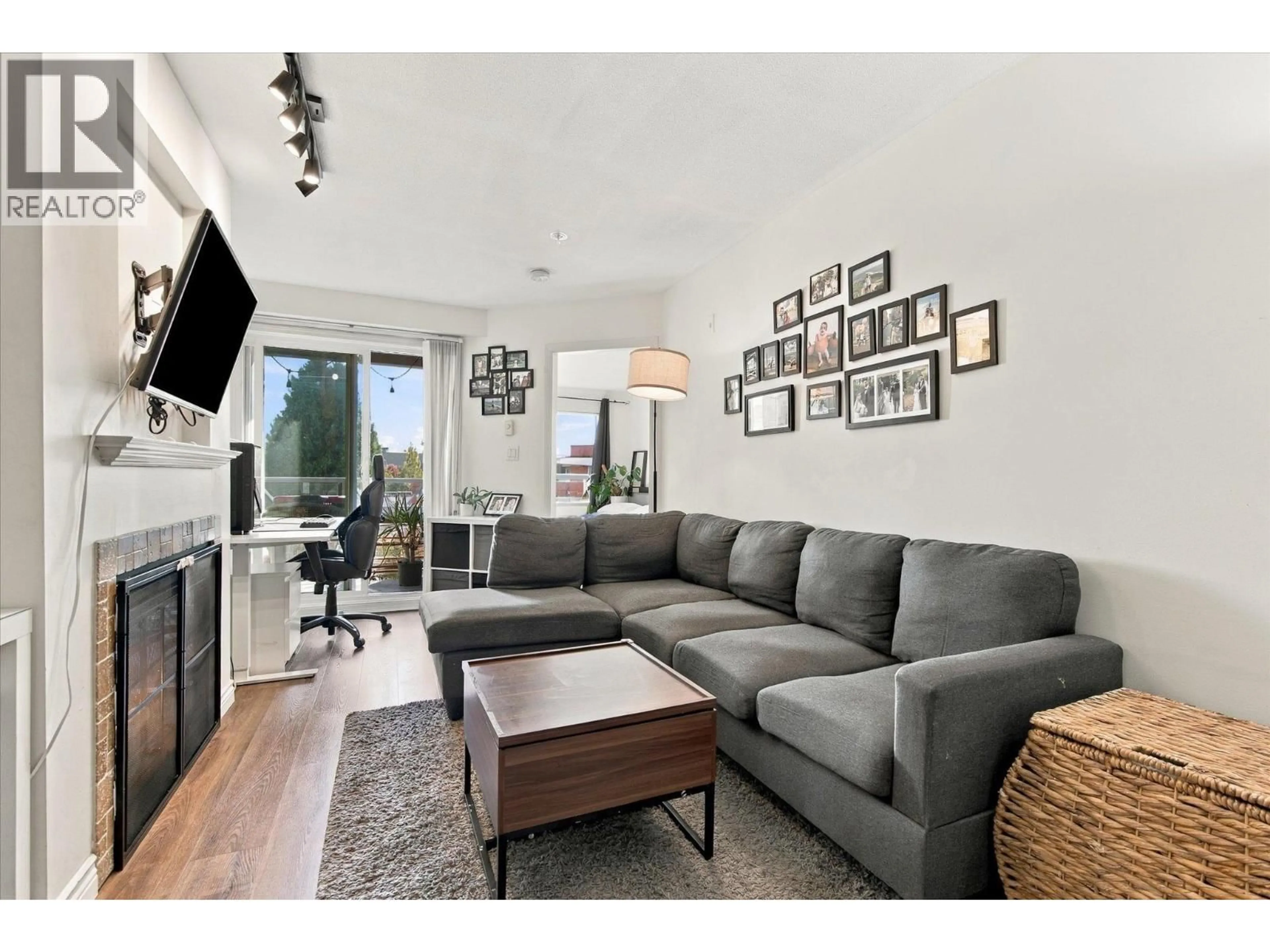 Living room with furniture, wood/laminate floor for 323 - 760 KINGSWAY, Vancouver British Columbia V5V3C1