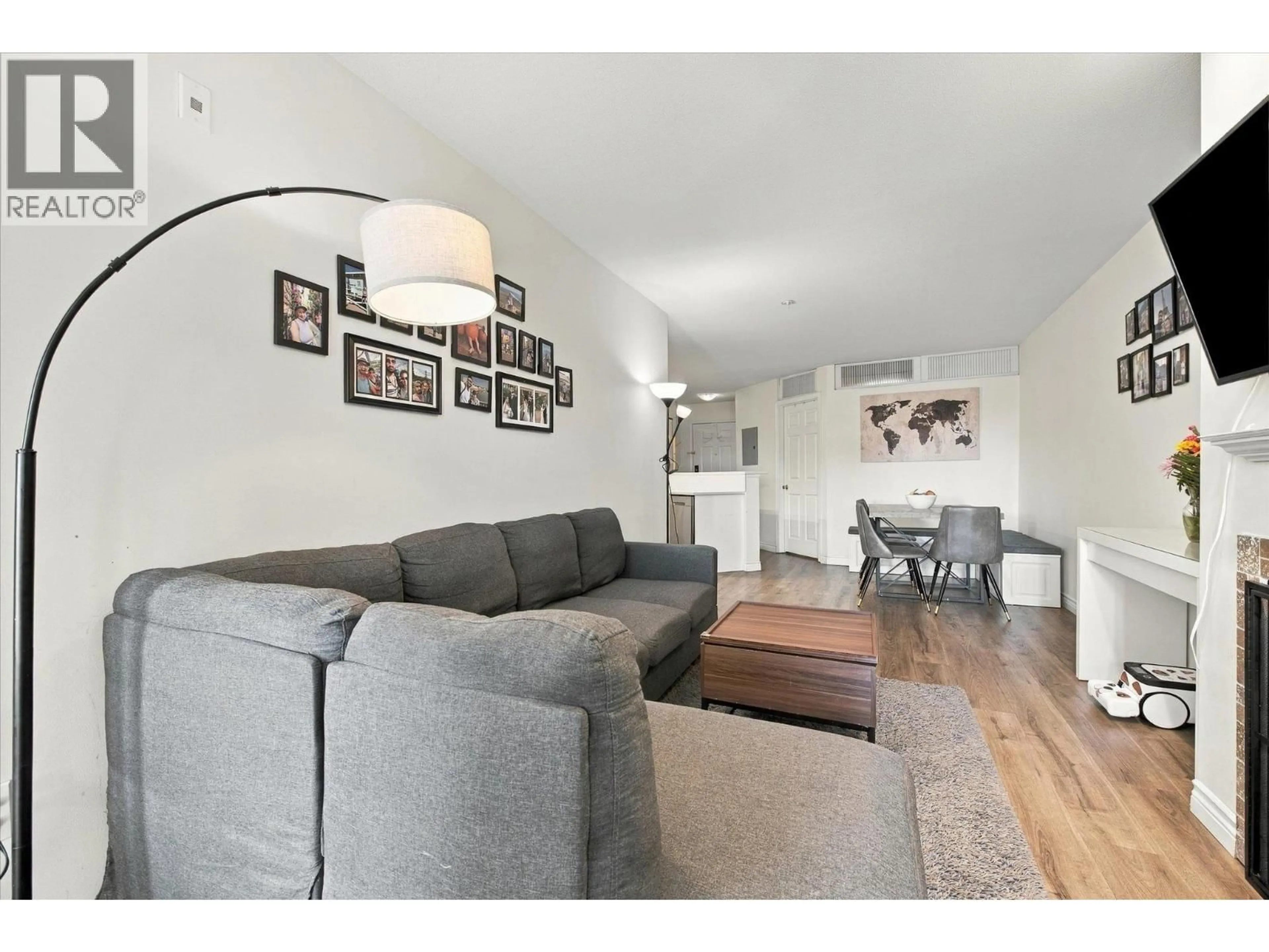 Living room with furniture, wood/laminate floor for 323 - 760 KINGSWAY, Vancouver British Columbia V5V3C1