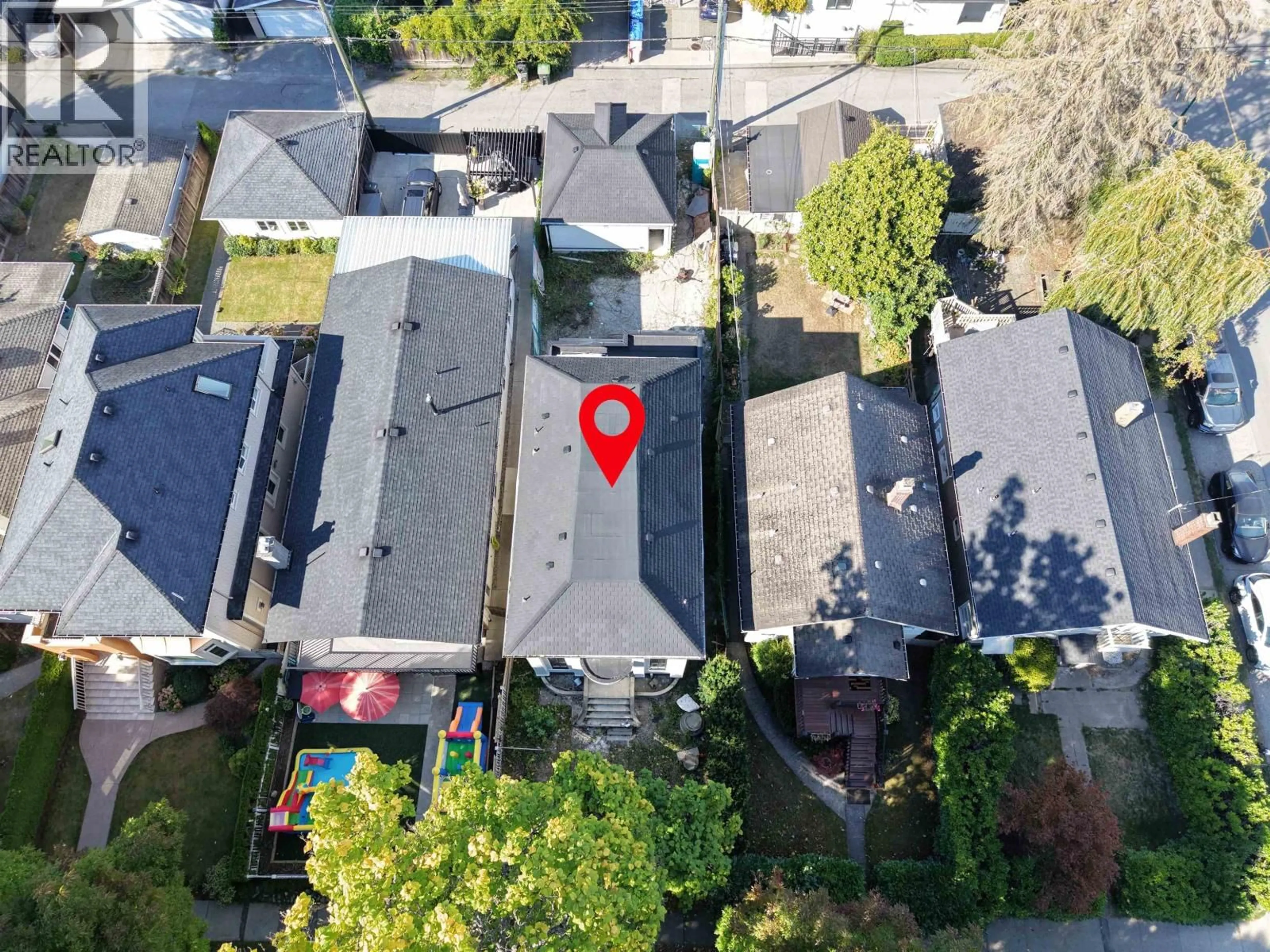 A pic from outside/outdoor area/front of a property/back of a property/a pic from drone, street for 2911 34TH AVENUE, Vancouver British Columbia V6N2J9