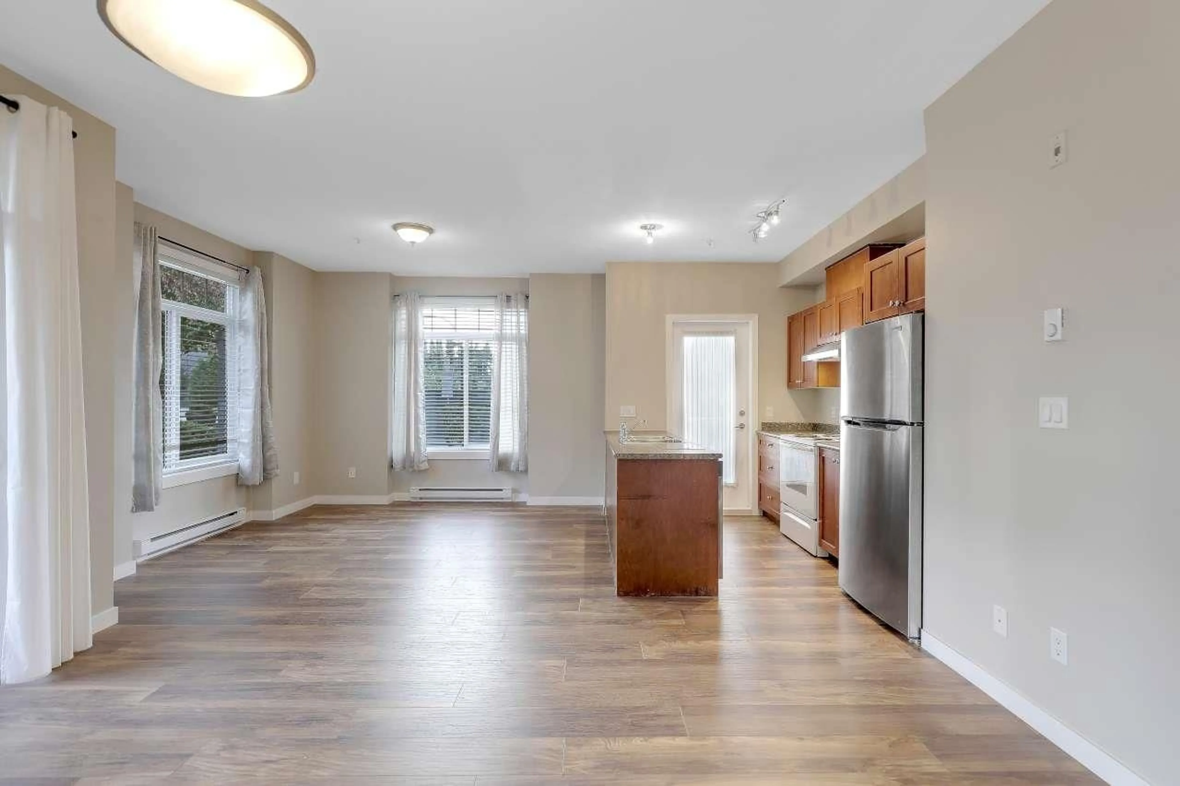 Open concept kitchen, wood/laminate floor for 220 - 13277 108 AVENUE, Surrey British Columbia V3T0A9