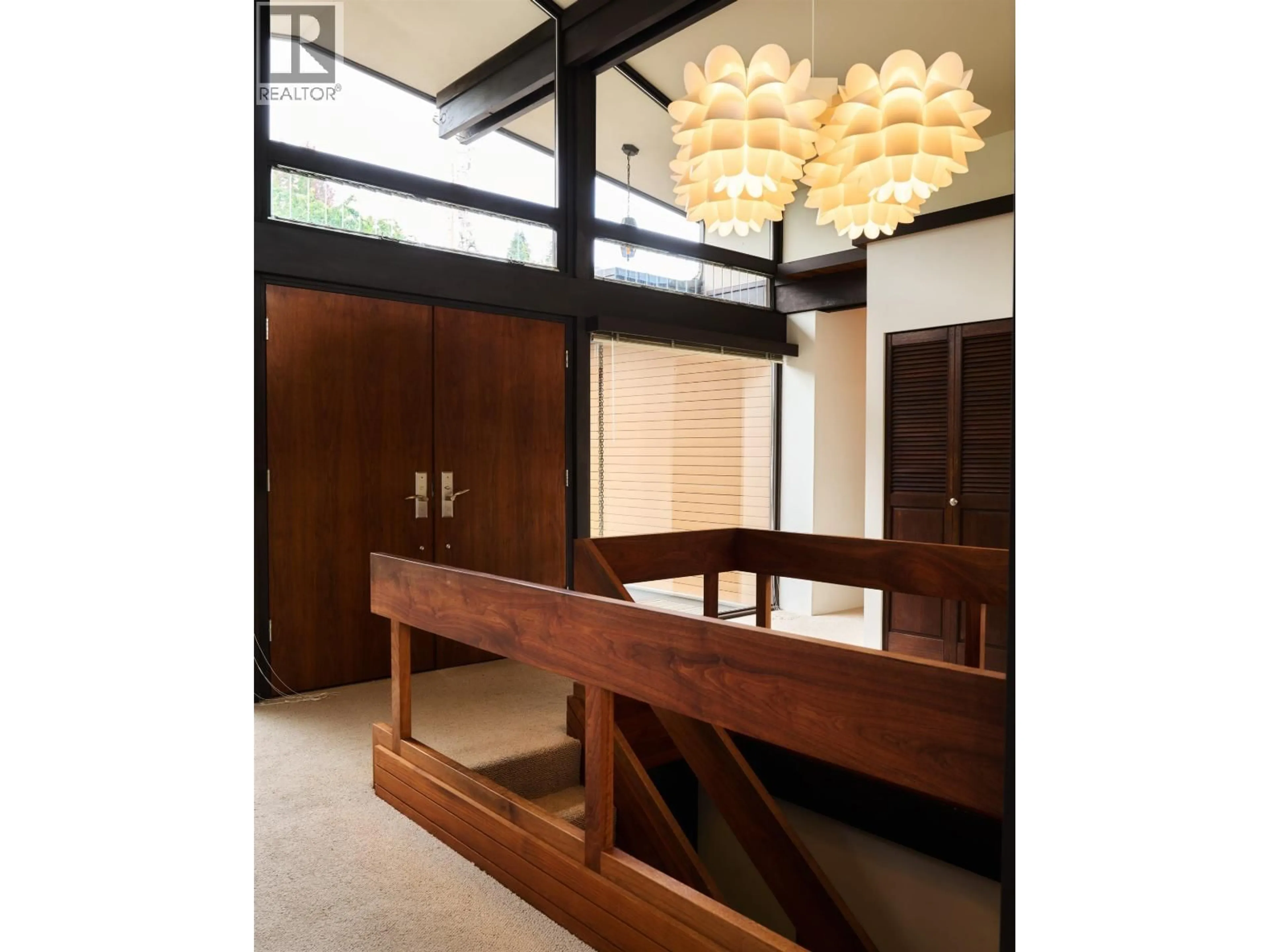 Indoor foyer for 3959 PROSPECT ROAD, North Vancouver British Columbia V7N3L6