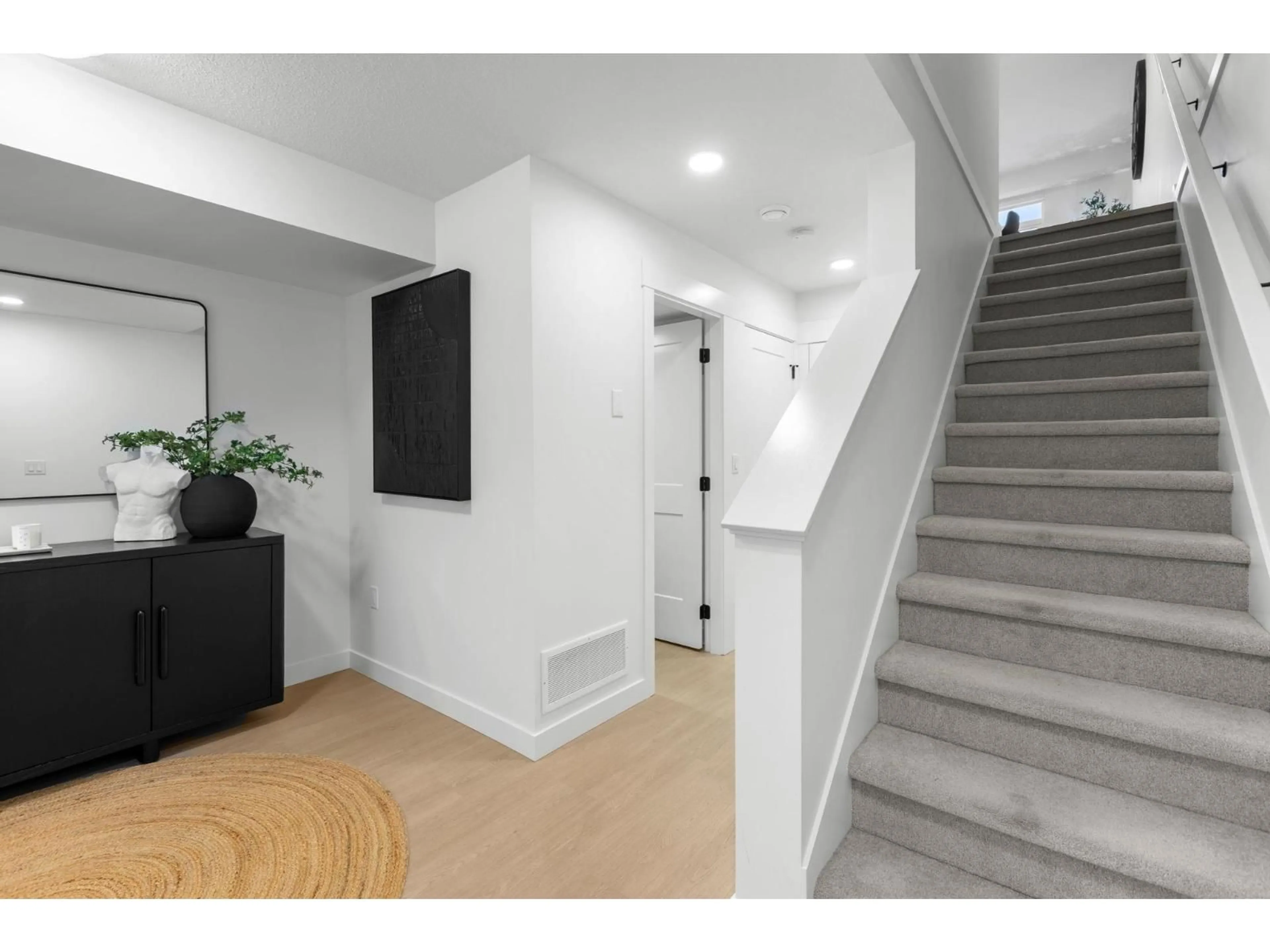 Indoor entryway for 44 - 2886 MONTROSE AVENUE, Abbotsford British Columbia V2S0N7