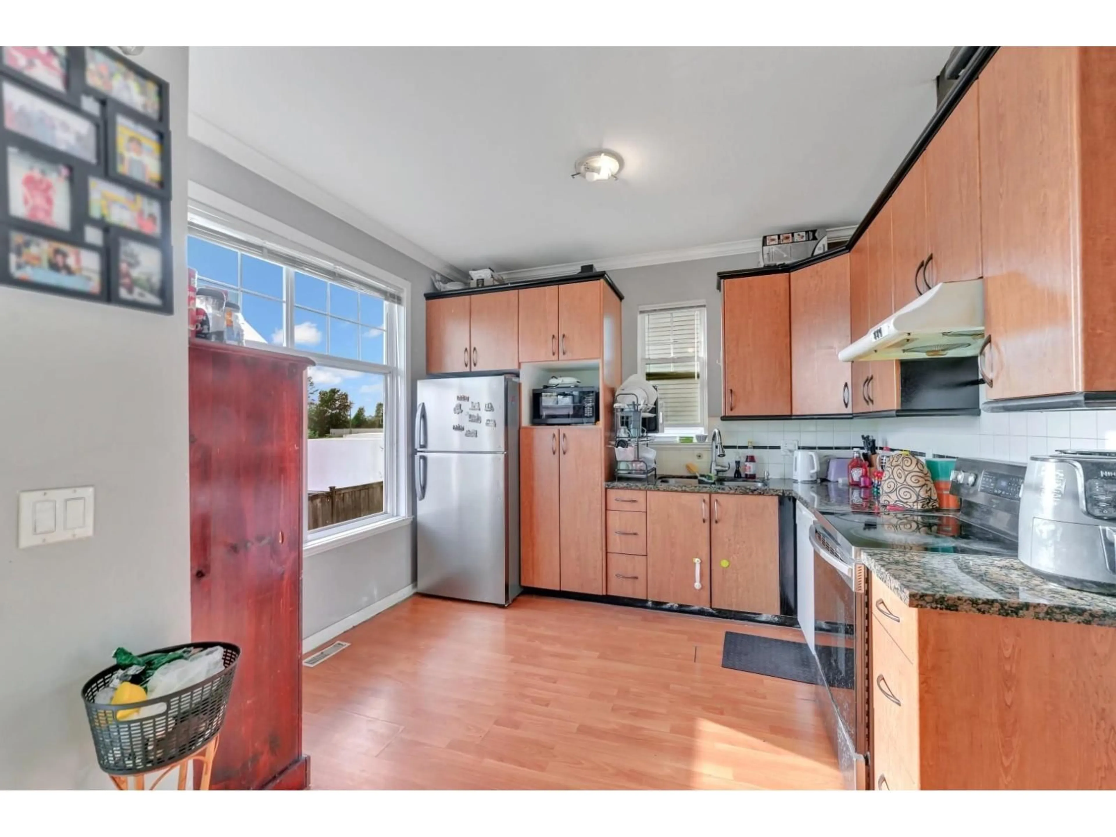 Standard kitchen, unknown for 48 - 12585 72 AVENUE, Surrey British Columbia V3W1R9