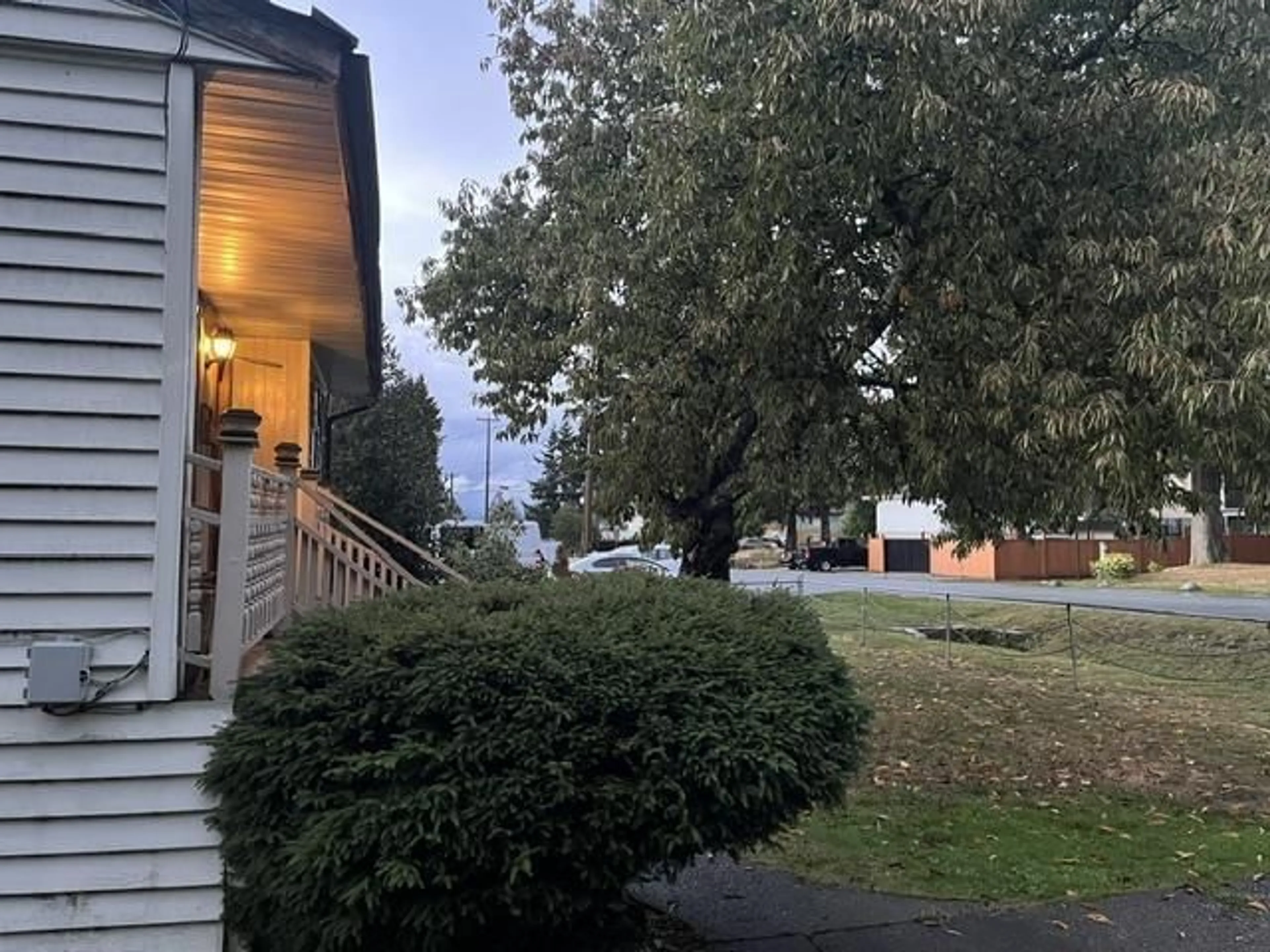 A pic from outside/outdoor area/front of a property/back of a property/a pic from drone, street for 9759 120A STREET, Surrey British Columbia V3V4H7