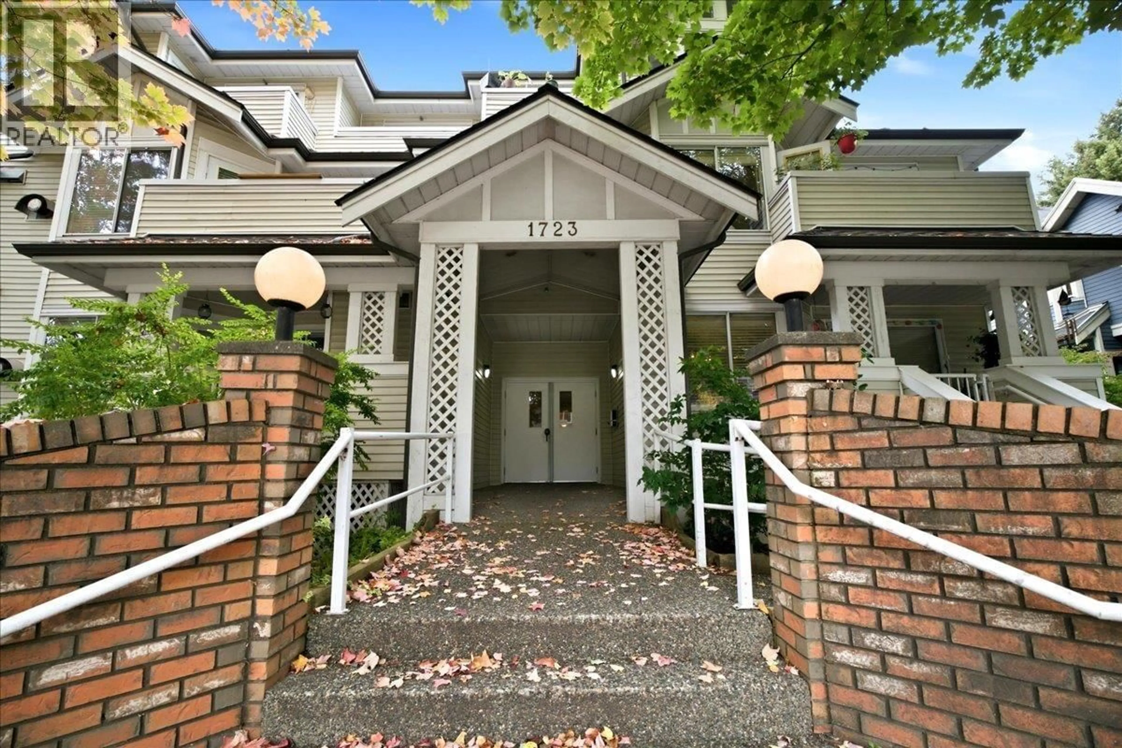 Unknown for 404 - 1723 FRANCES STREET, Vancouver British Columbia V5L1Z5