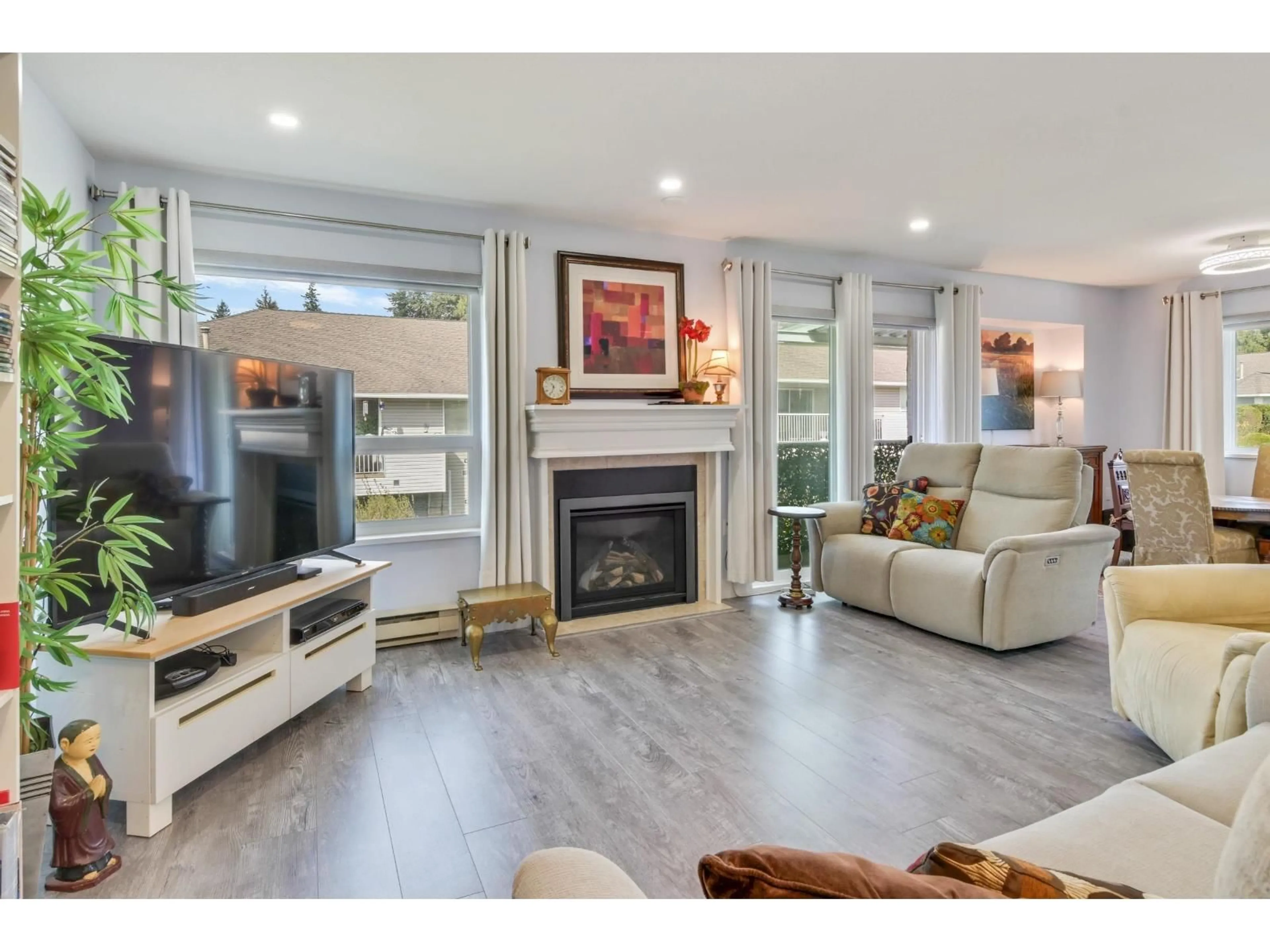 Living room with furniture, wood/laminate floor for 20 - 2475 EMERSON STREET, Abbotsford British Columbia V2T4W5