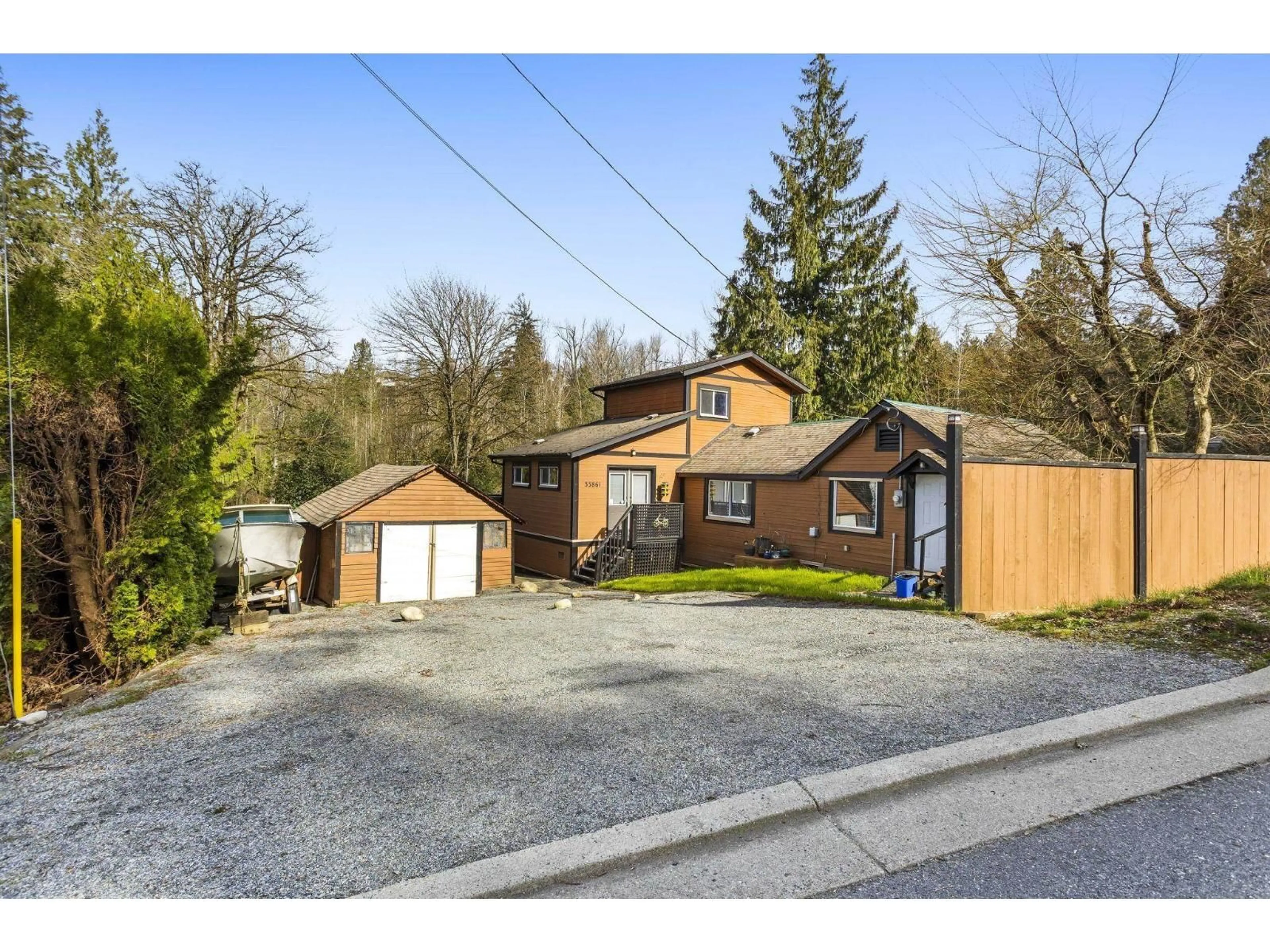 A pic from outside/outdoor area/front of a property/back of a property/a pic from drone, street for 33861 PRENTIS AVENUE, Mission British Columbia V2V2J7