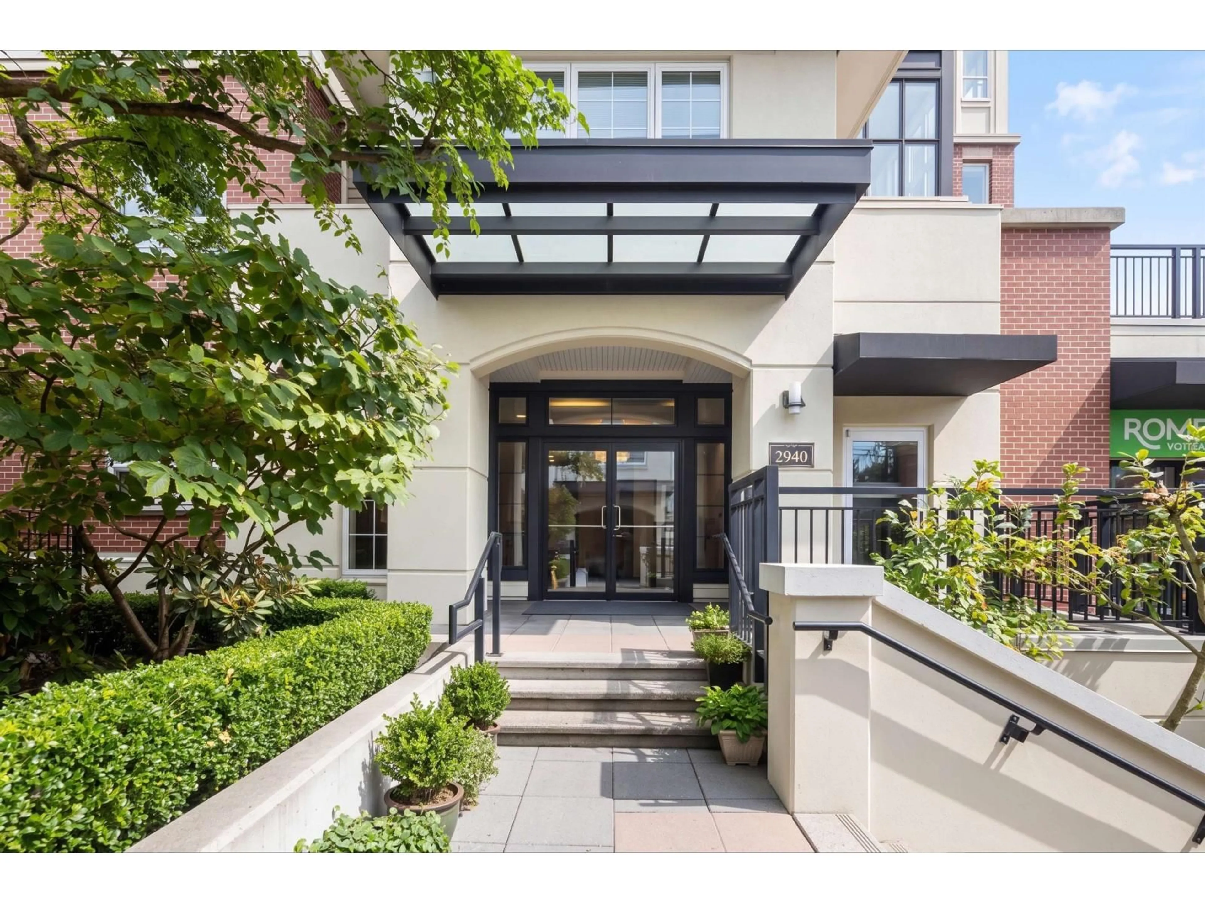 Indoor entryway for 205 - 2940 KING GEORGE BOULEVARD, Surrey British Columbia V4P1A2