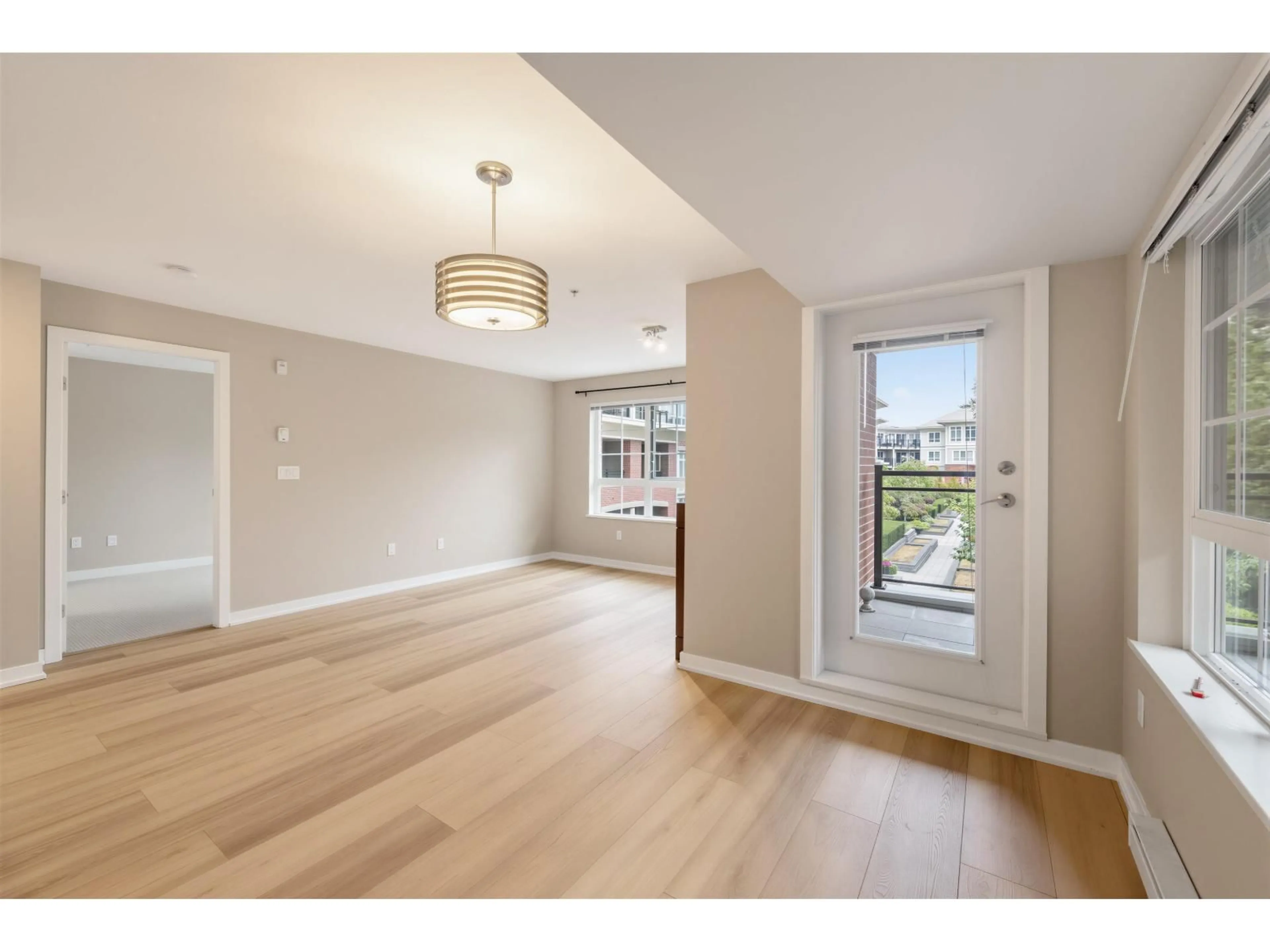 Unknown for 205 - 2940 KING GEORGE BOULEVARD, Surrey British Columbia V4P1A2
