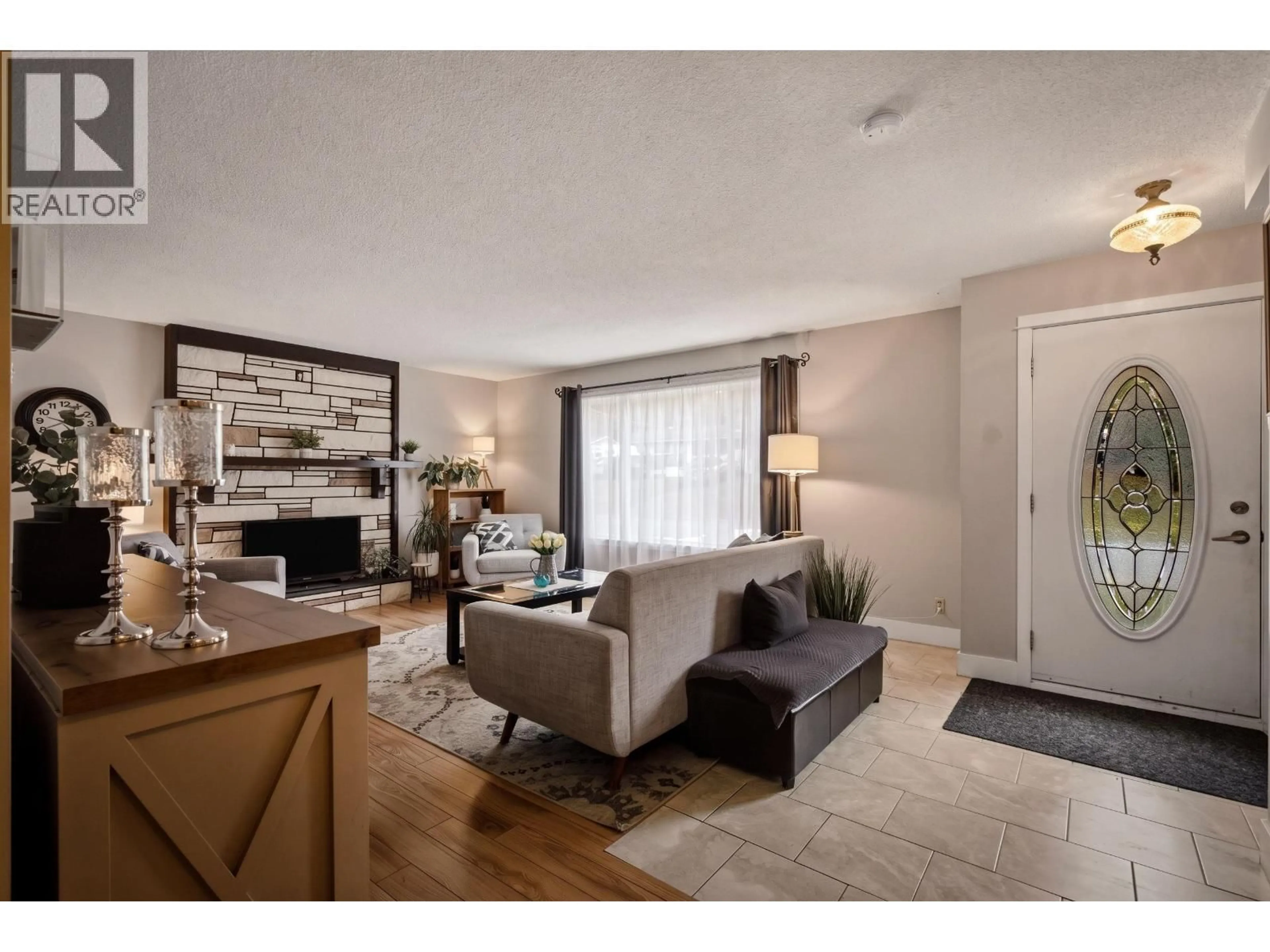 Living room with furniture, wood/laminate floor for 1025 PIGEON AVENUE, Williams Lake British Columbia V2G2B8