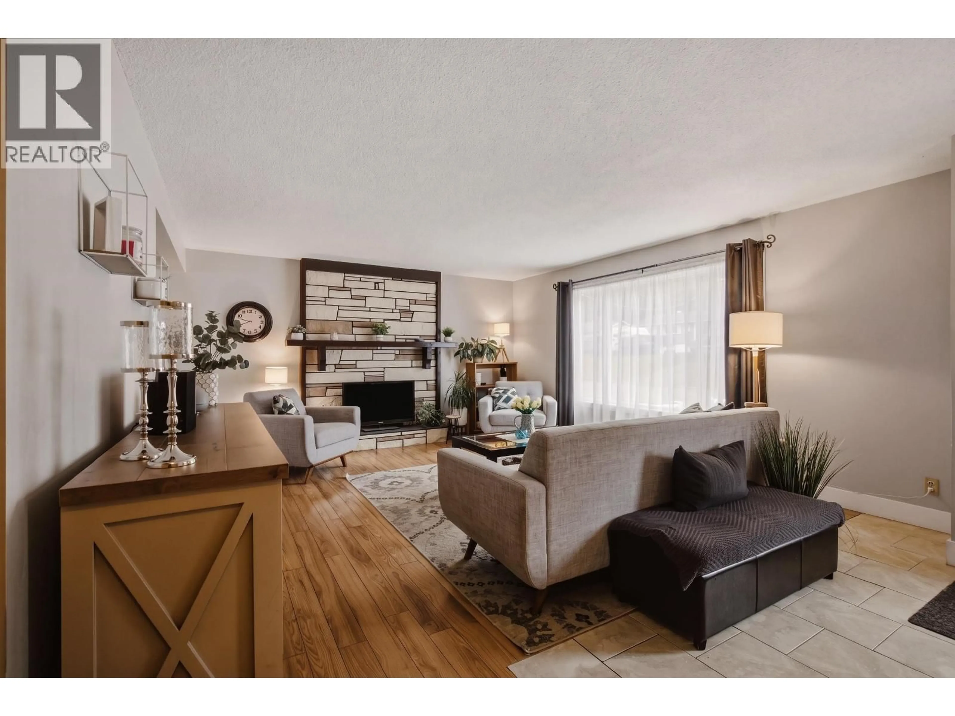 Living room with furniture, wood/laminate floor for 1025 PIGEON AVENUE, Williams Lake British Columbia V2G2B8