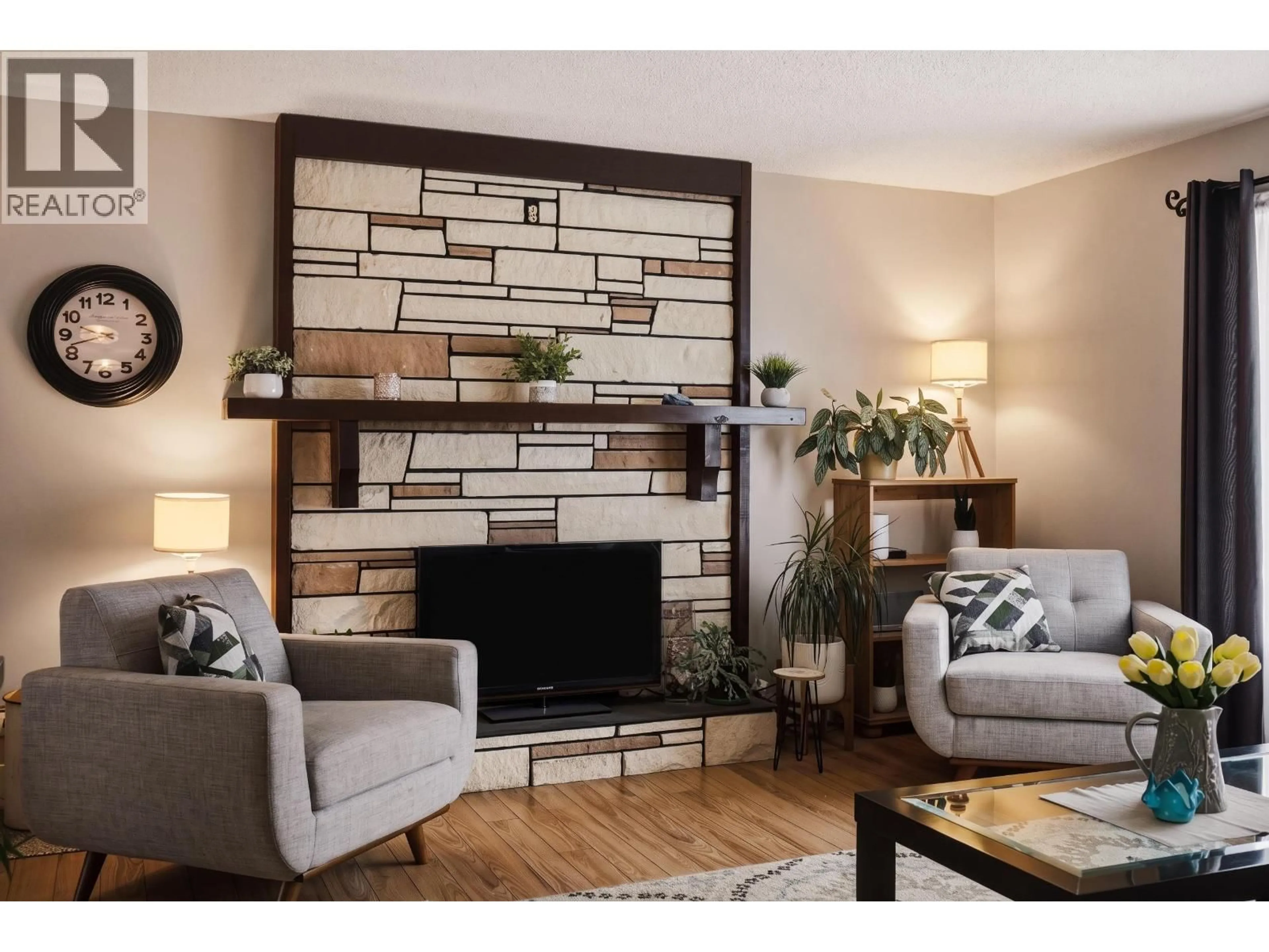 Living room with furniture, wood/laminate floor for 1025 PIGEON AVENUE, Williams Lake British Columbia V2G2B8