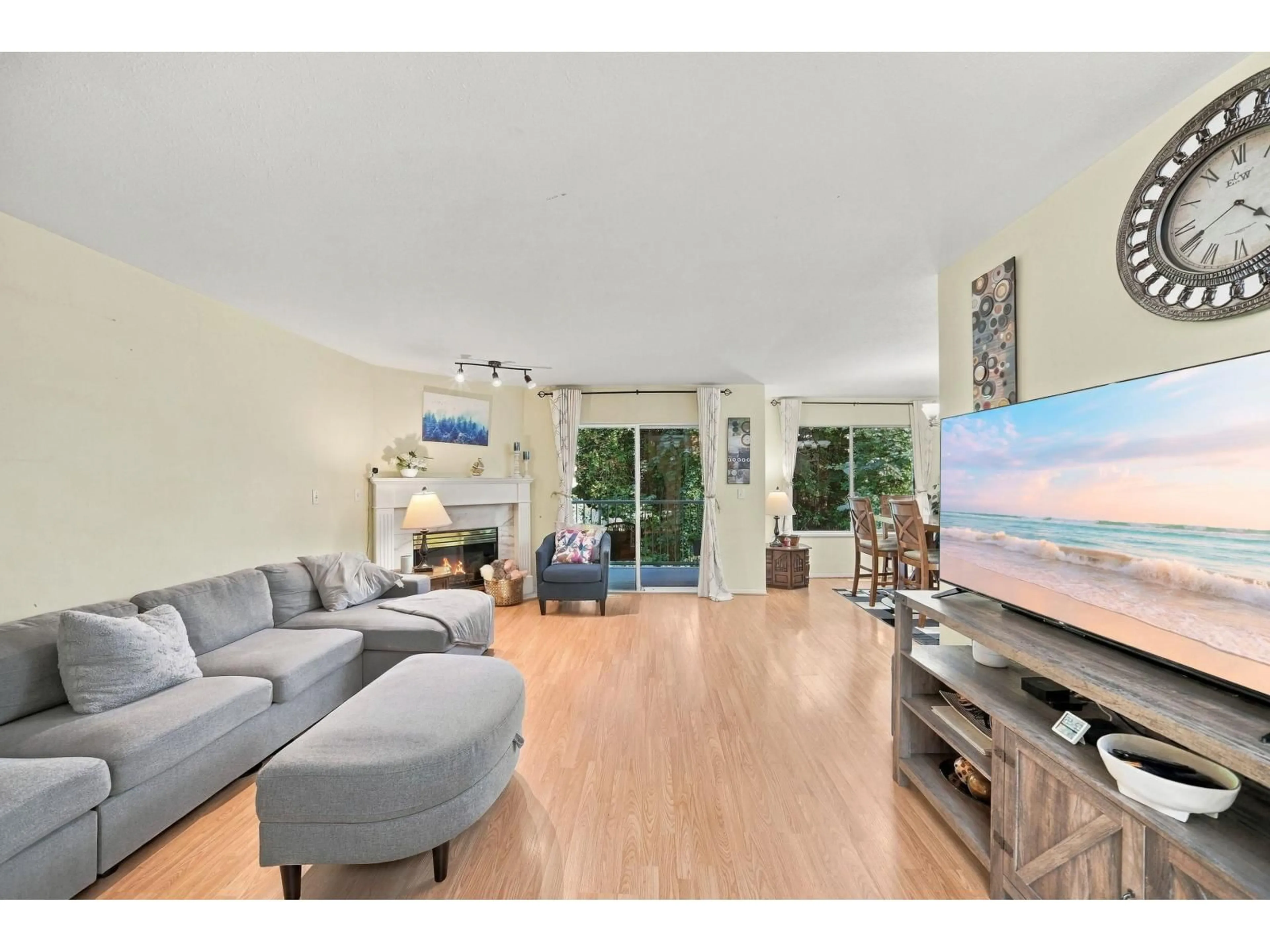 Living room with furniture, unknown for 6 - 32339 7 AVENUE, Mission British Columbia V2V6T7