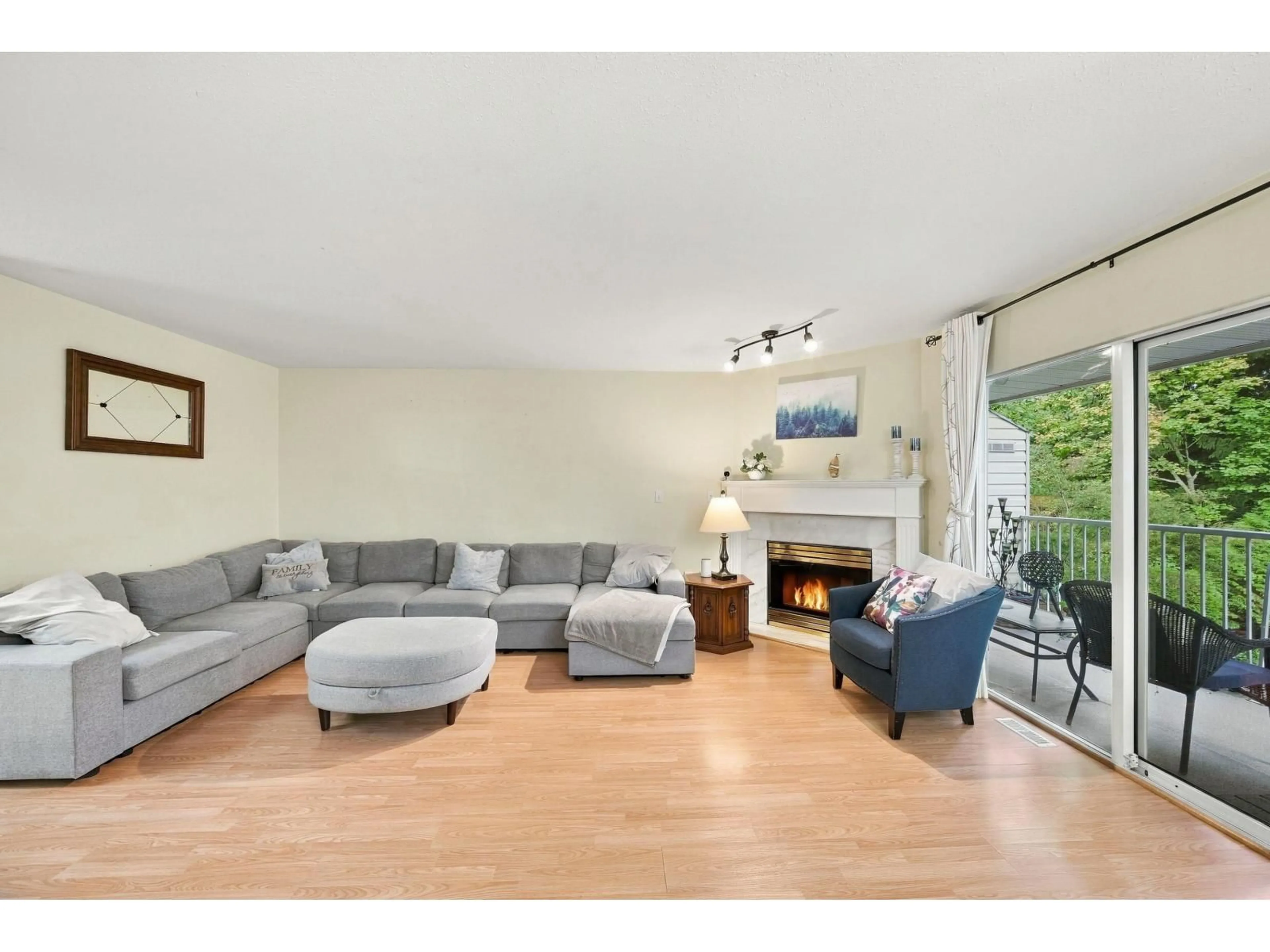 Living room with furniture, unknown for 6 - 32339 7 AVENUE, Mission British Columbia V2V6T7