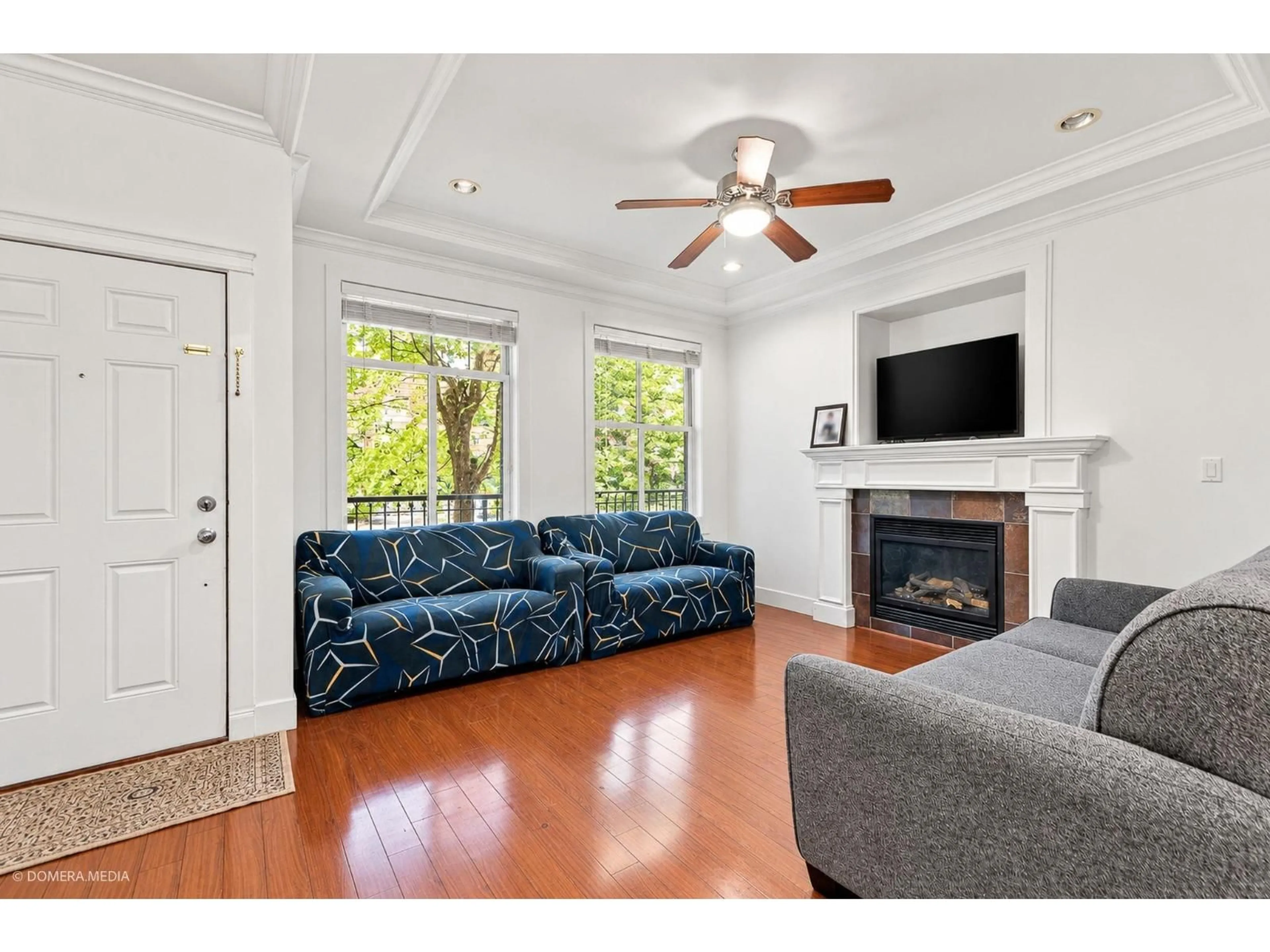 Living room with furniture, wood/laminate floor for 6911 144A STREET, Surrey British Columbia V3S2X8