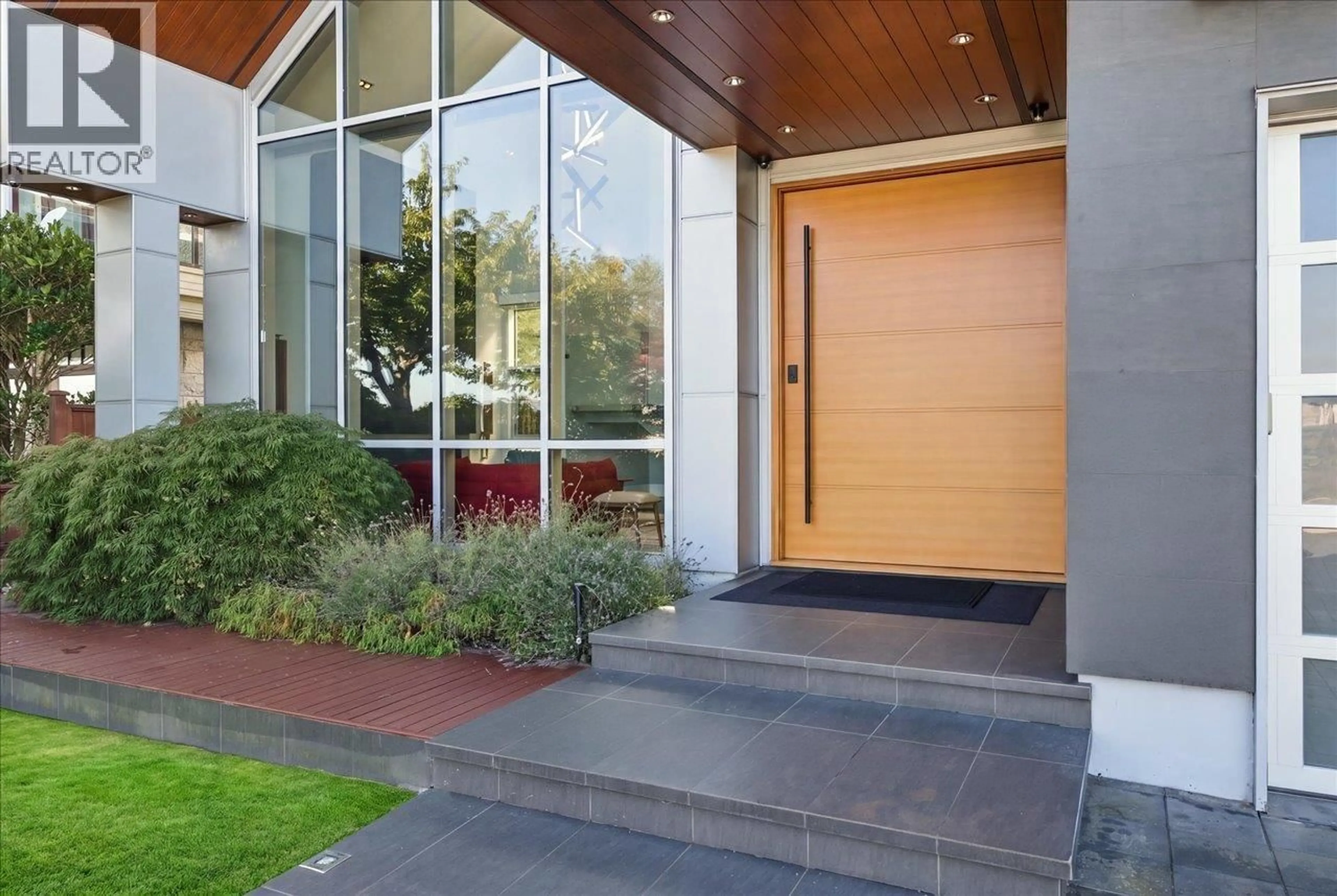 Indoor entryway for 3768 RIVER ROAD, Richmond British Columbia V7C5M5