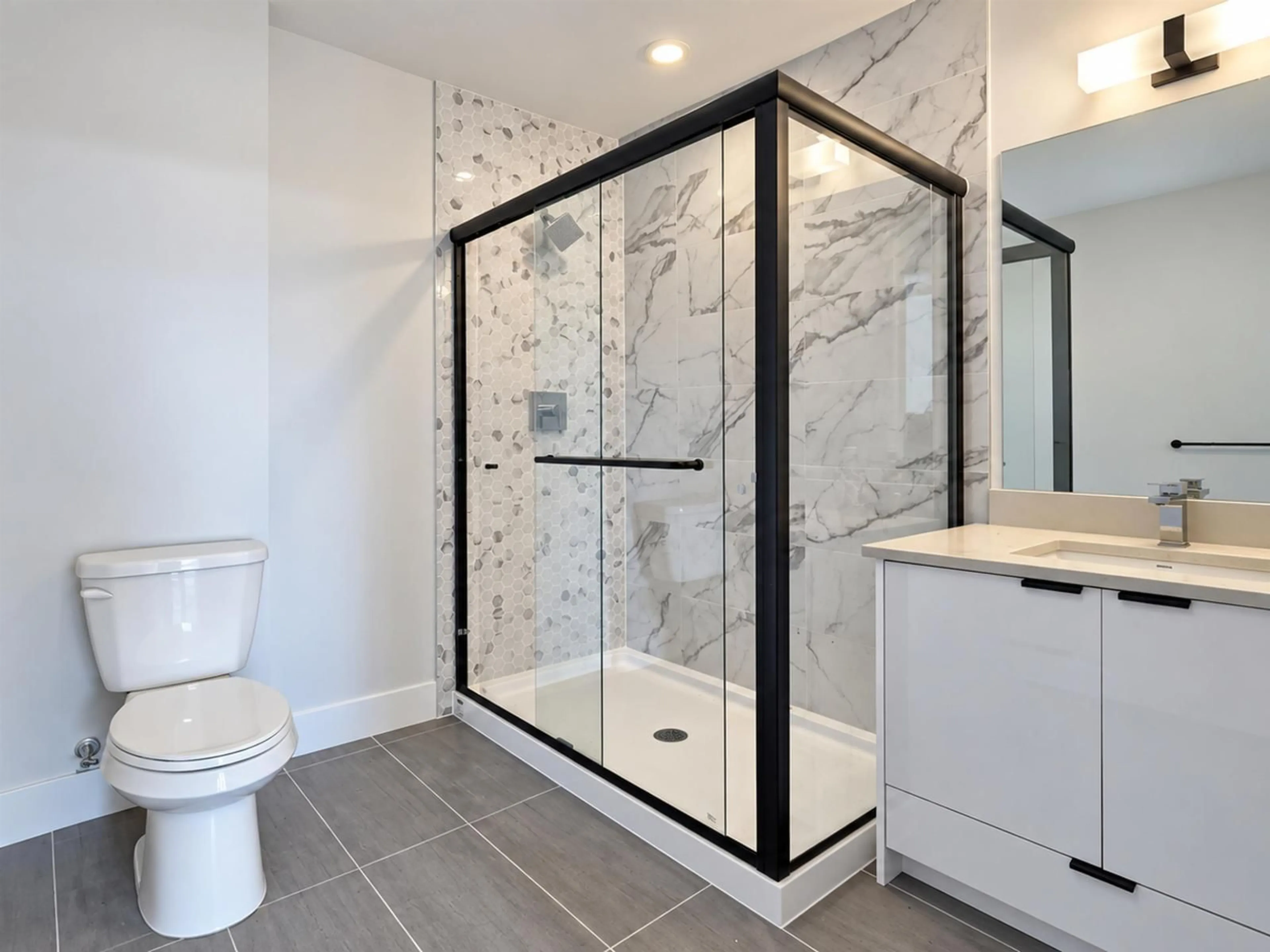 Contemporary bathroom, ceramic/tile floor for 409 - 19825 54 AVENUE, Langley British Columbia V3A0P6