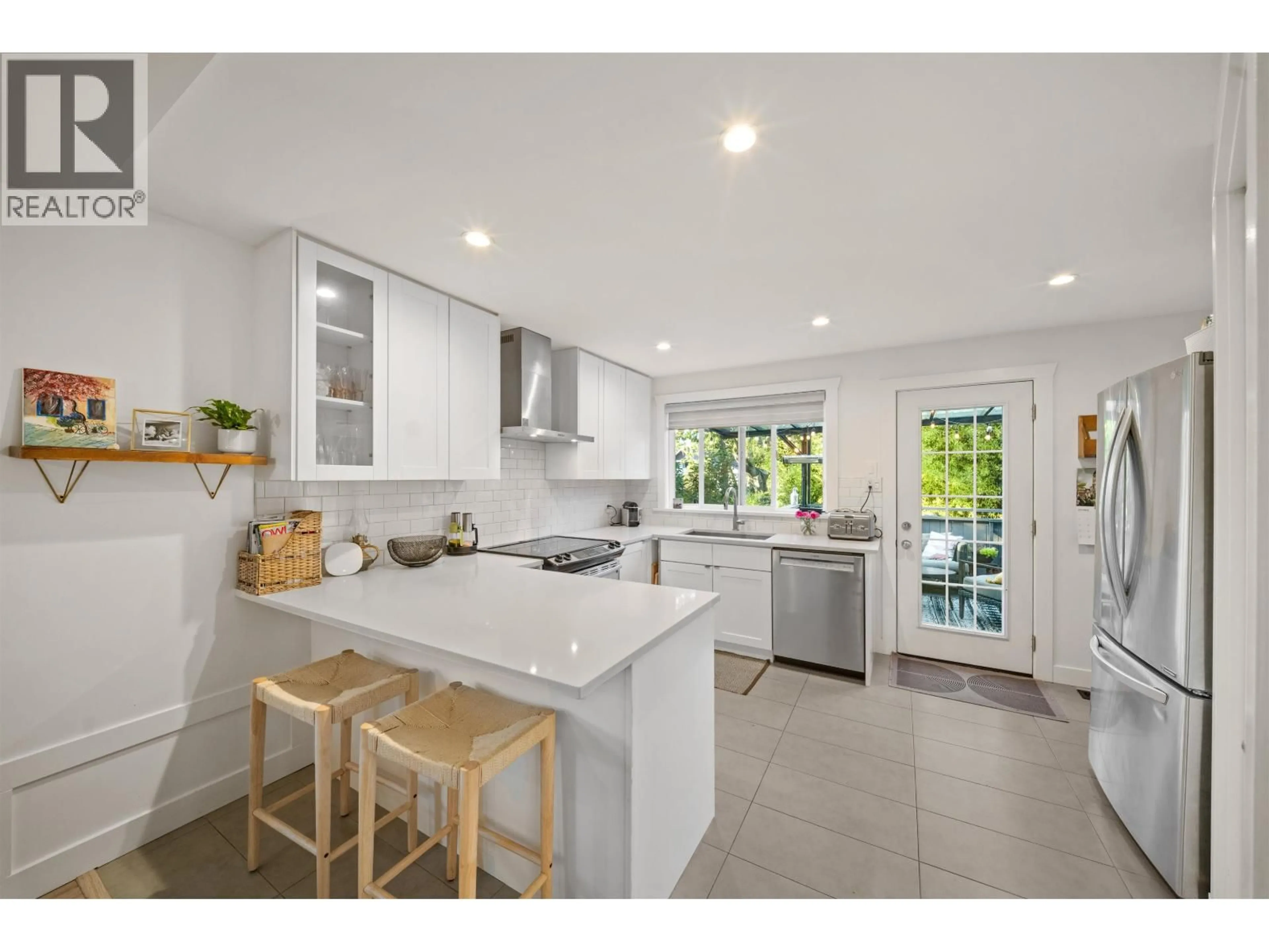 Open concept kitchen, ceramic/tile floor for 929 30TH AVENUE, Vancouver British Columbia V5V2W4