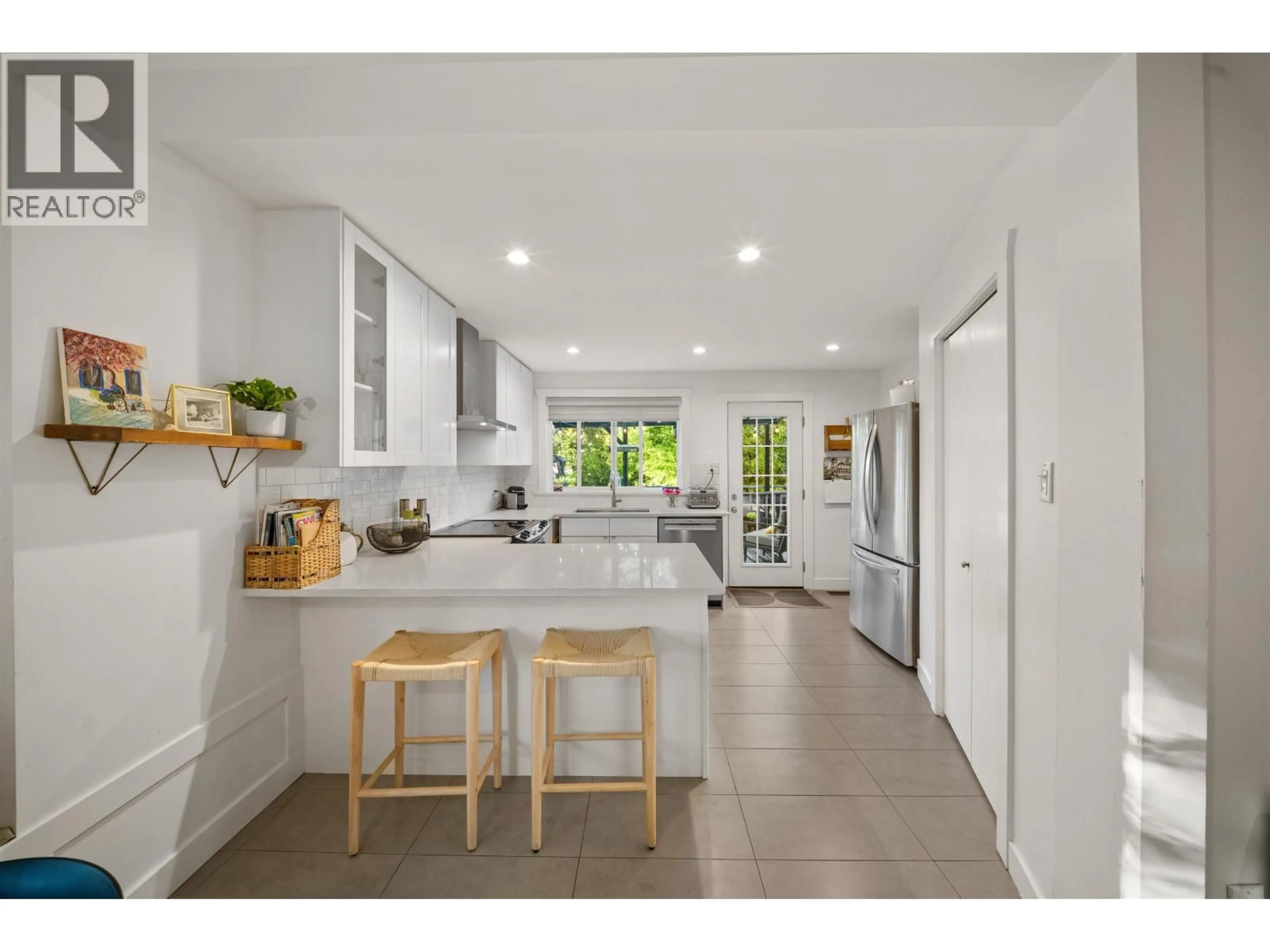 Open concept kitchen, ceramic/tile floor for 929 30TH AVENUE, Vancouver British Columbia V5V2W4