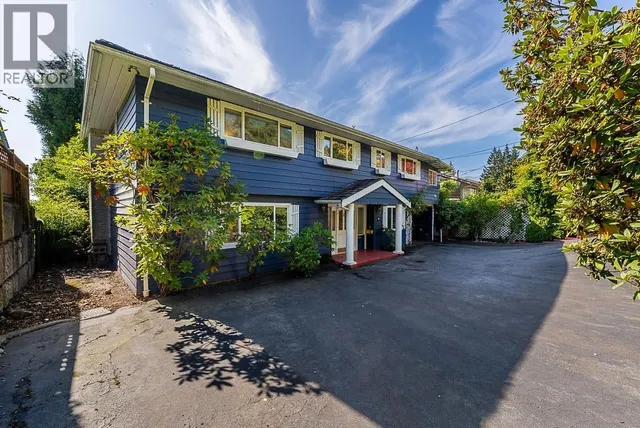 741 MONTROYAL BOULEVARD, North Vancouver 2