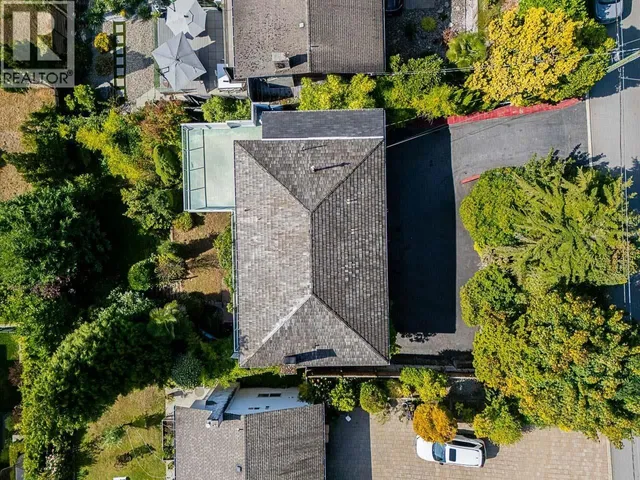 741 MONTROYAL BOULEVARD, North Vancouver 4