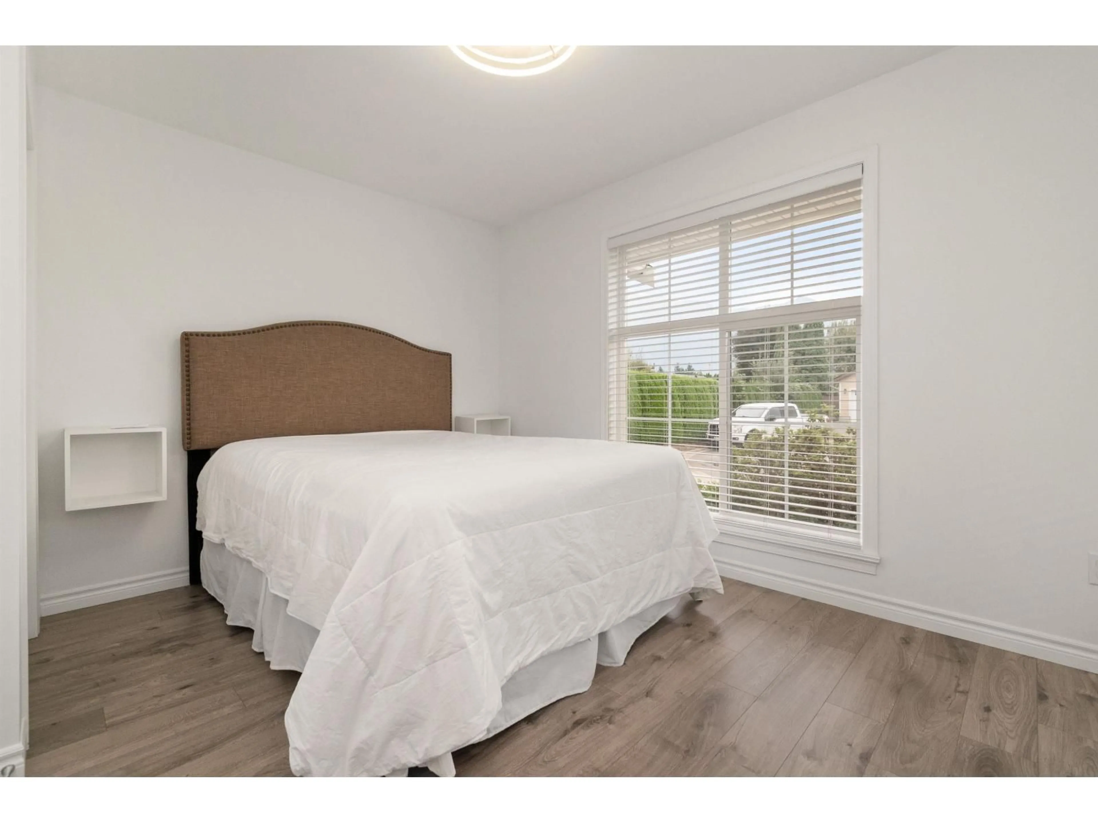 Bedroom with bed, wood/laminate floor for 18 - 7291 MORROW ROAD, Agassiz British Columbia V0M1A2