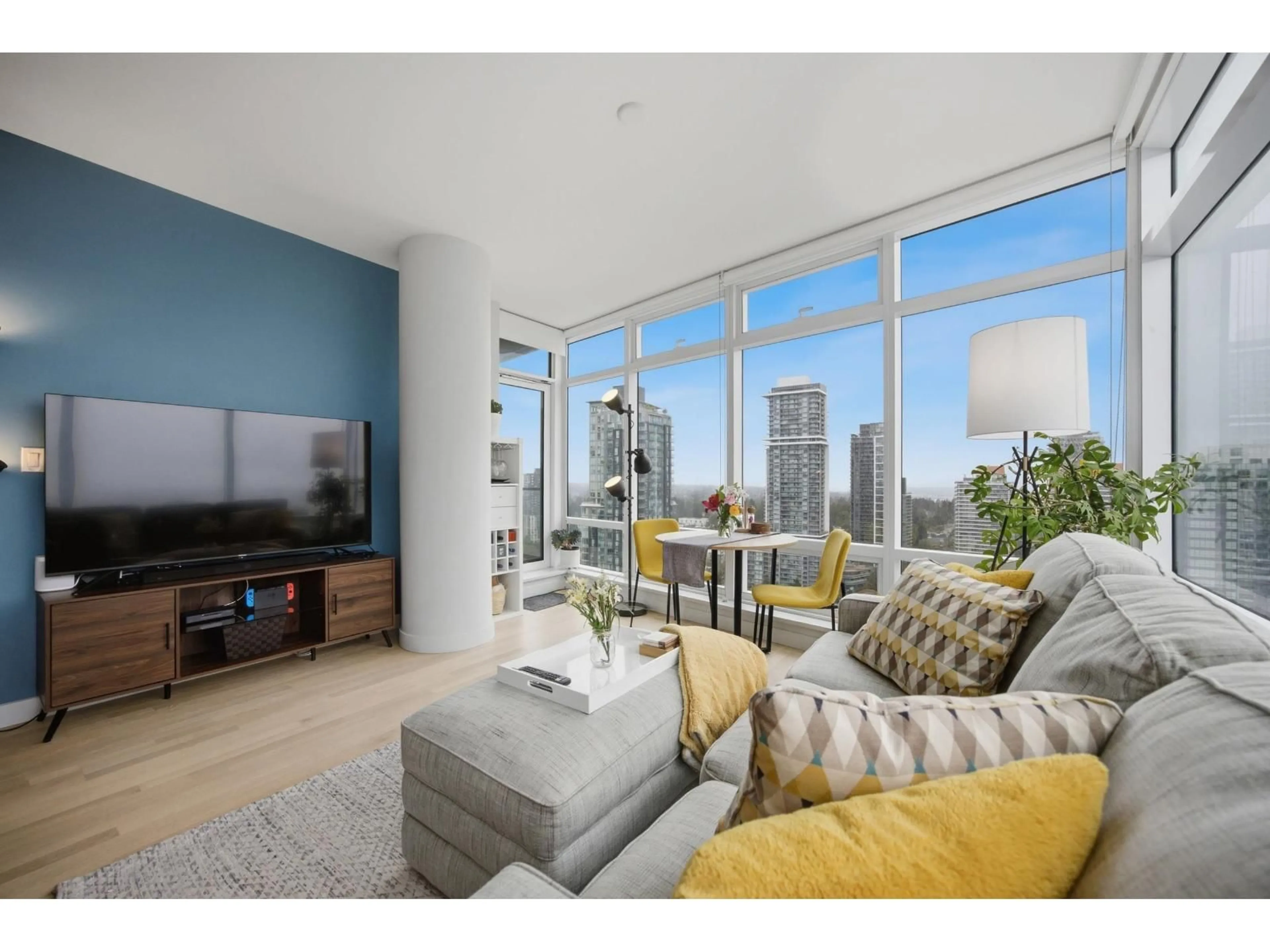 Living room with furniture, unknown for 2810 - 13495 CENTRAL AVENUE, Surrey British Columbia V3T0K2
