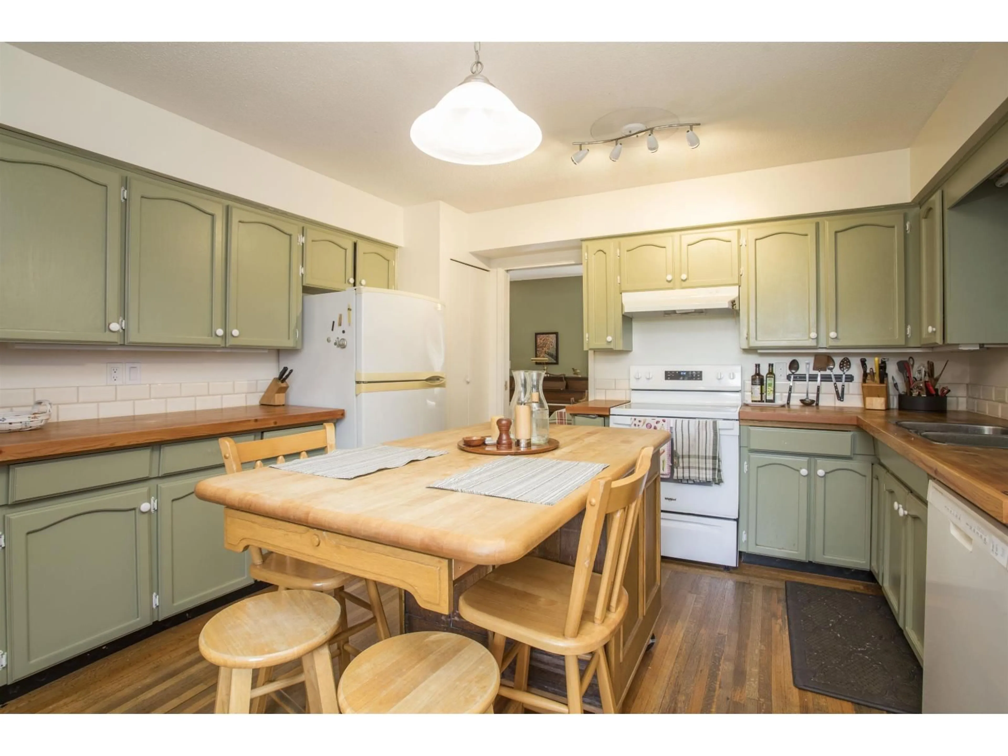 Standard kitchen, wood/laminate floor for 8108 118A STREET, Delta British Columbia V4C7Z2