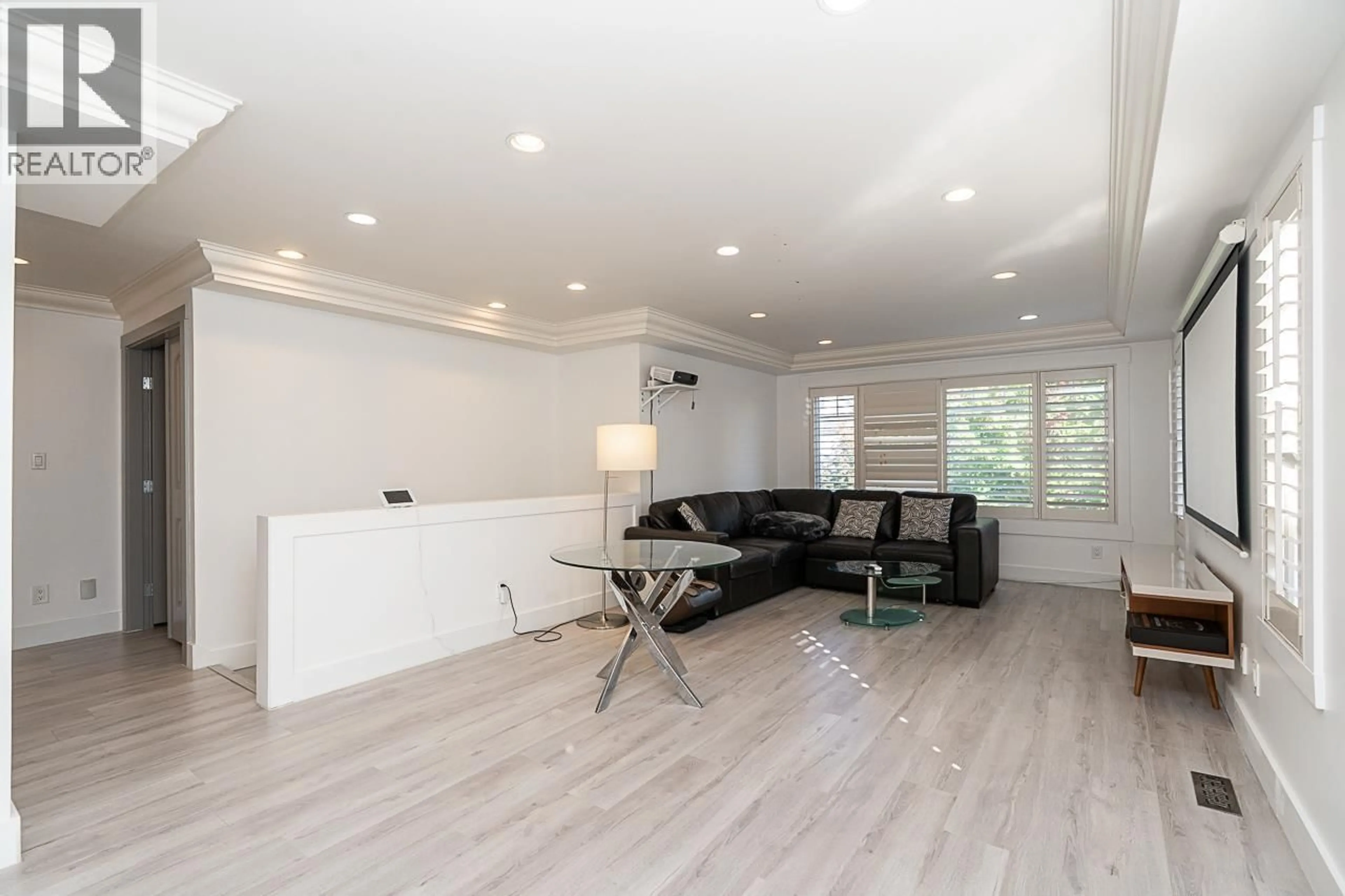 Living room with furniture, wood/laminate floor for 4875 LINDEN DRIVE, Delta British Columbia V4K3A2