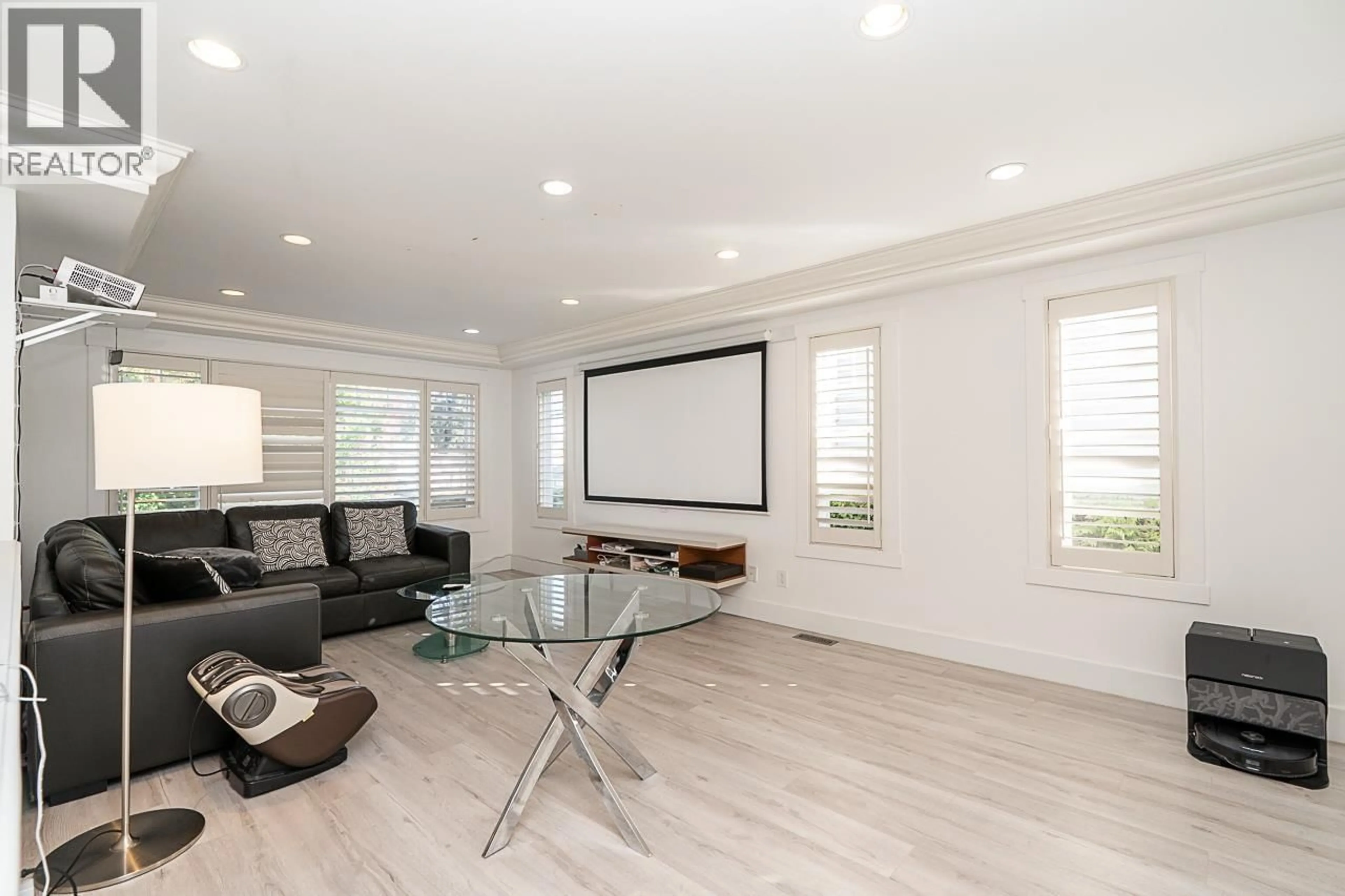 Living room with furniture, unknown for 4875 LINDEN DRIVE, Delta British Columbia V4K3A2