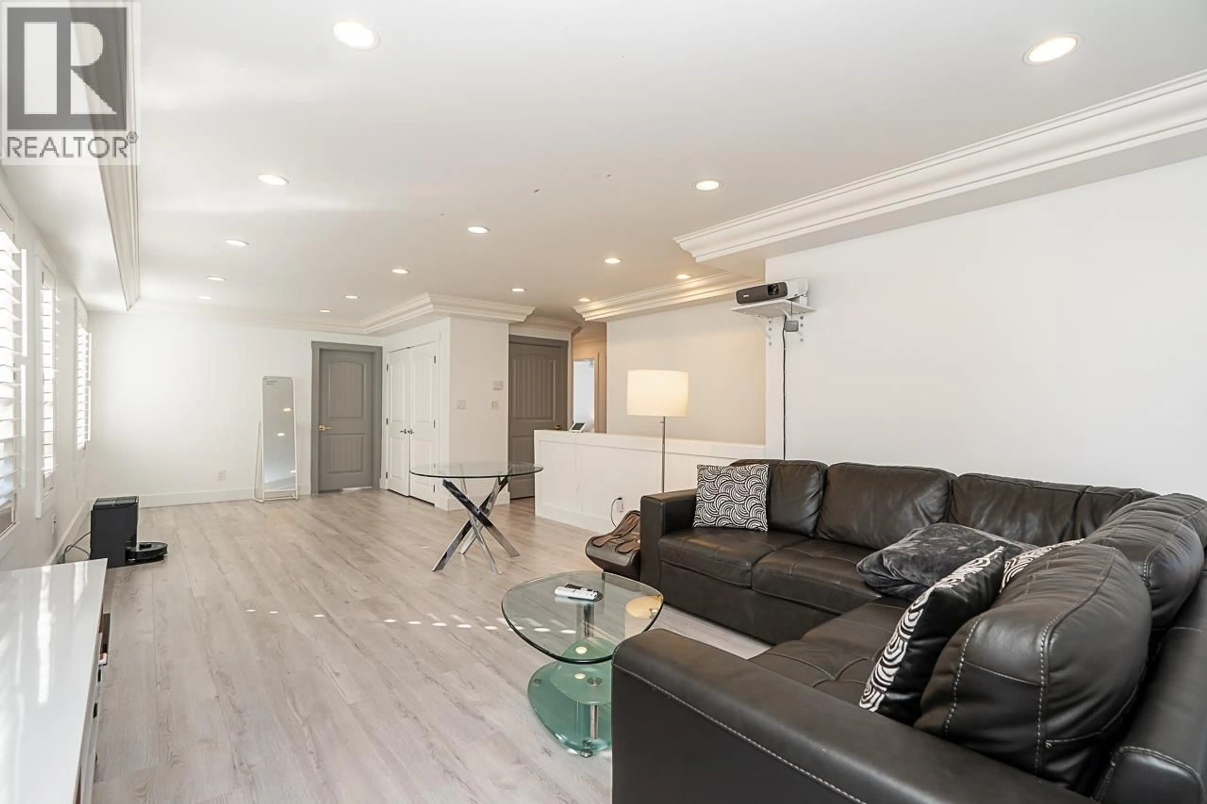 Living room with furniture, wood/laminate floor for 4875 LINDEN DRIVE, Delta British Columbia V4K3A2