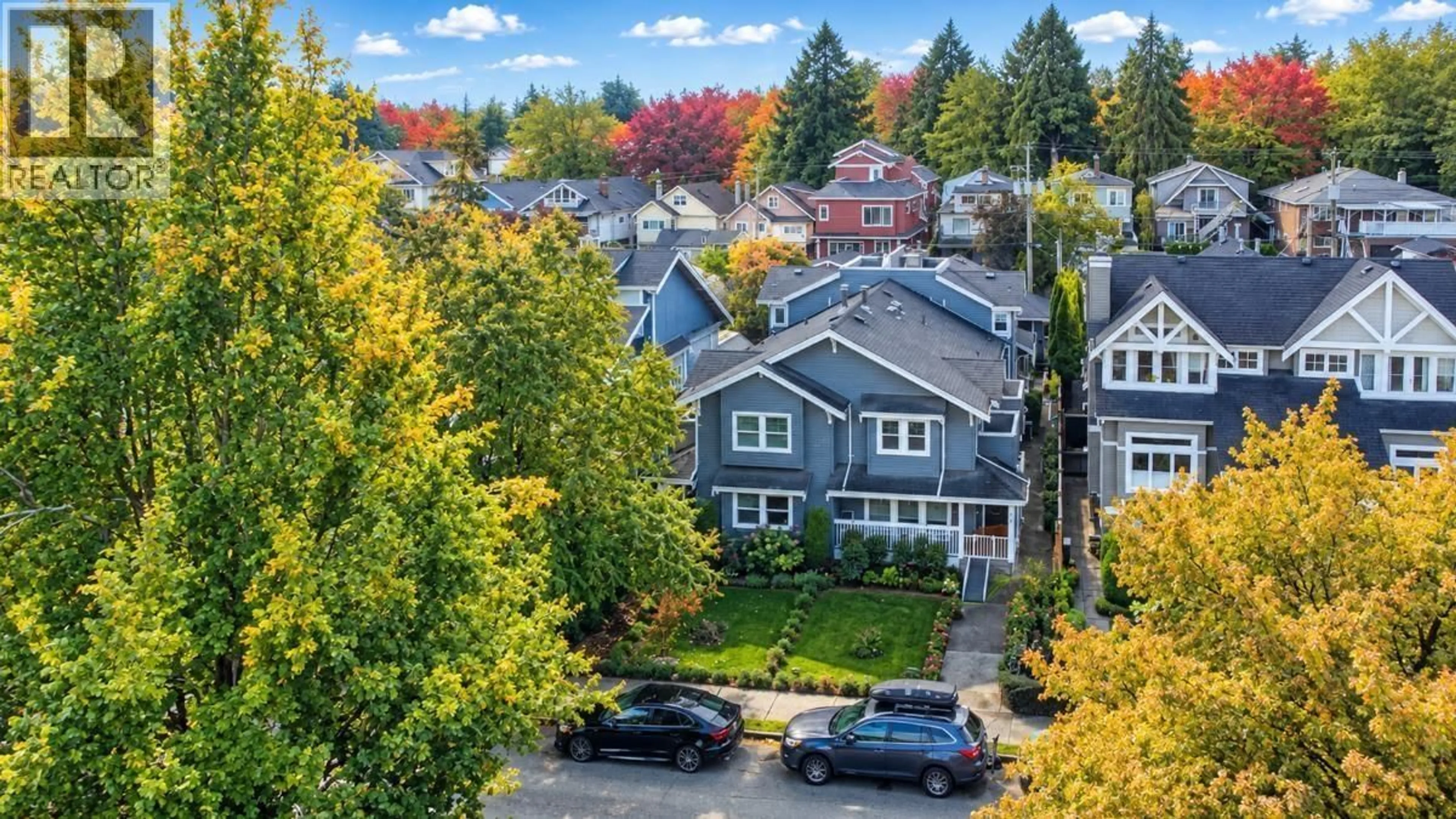 A pic from outside/outdoor area/front of a property/back of a property/a pic from drone, street for 174 16TH AVENUE, Vancouver British Columbia V5Y1Y7
