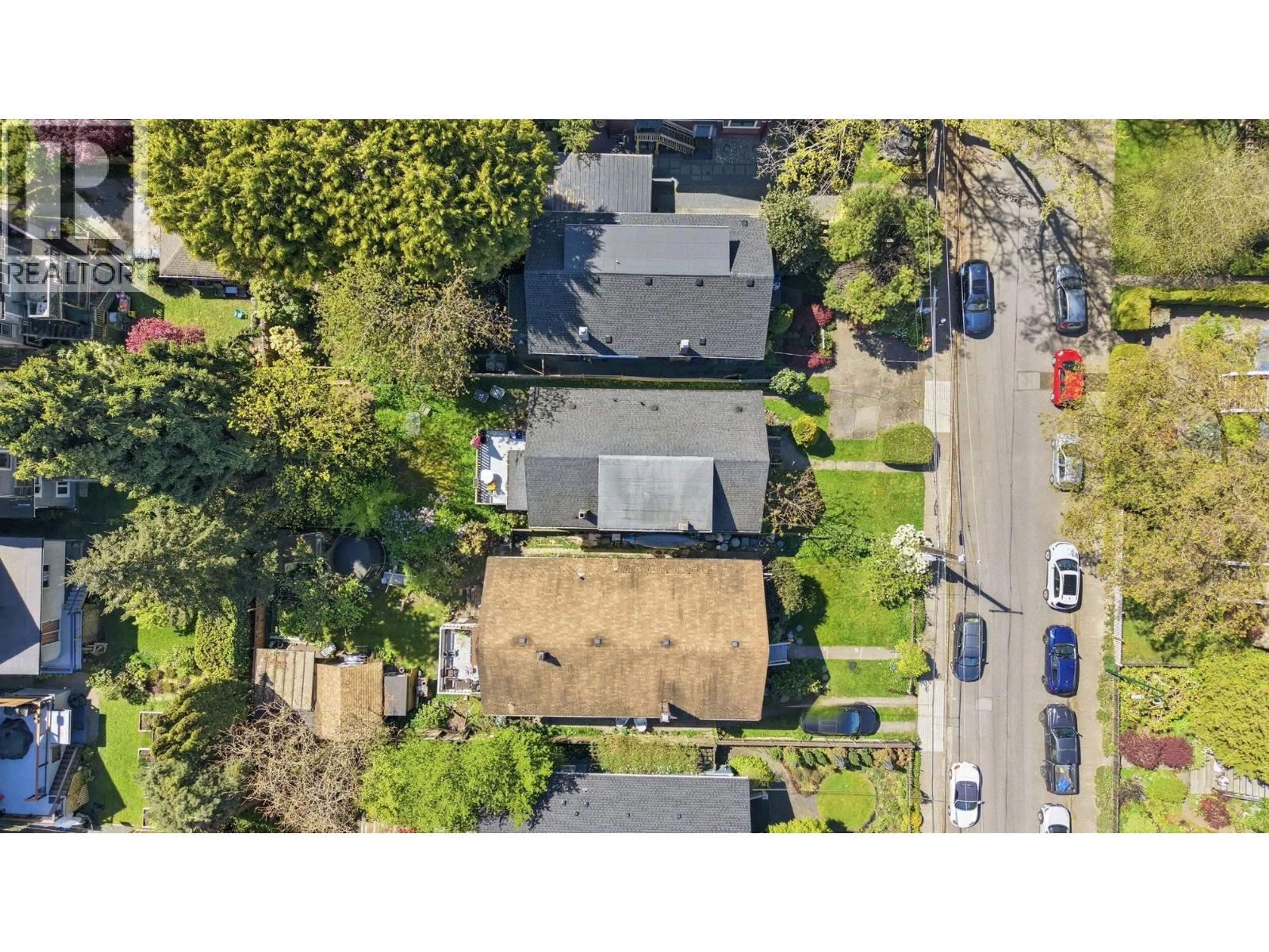 A pic from outside/outdoor area/front of a property/back of a property/a pic from drone, street for 3174 5TH AVENUE, Vancouver British Columbia V6K1V2