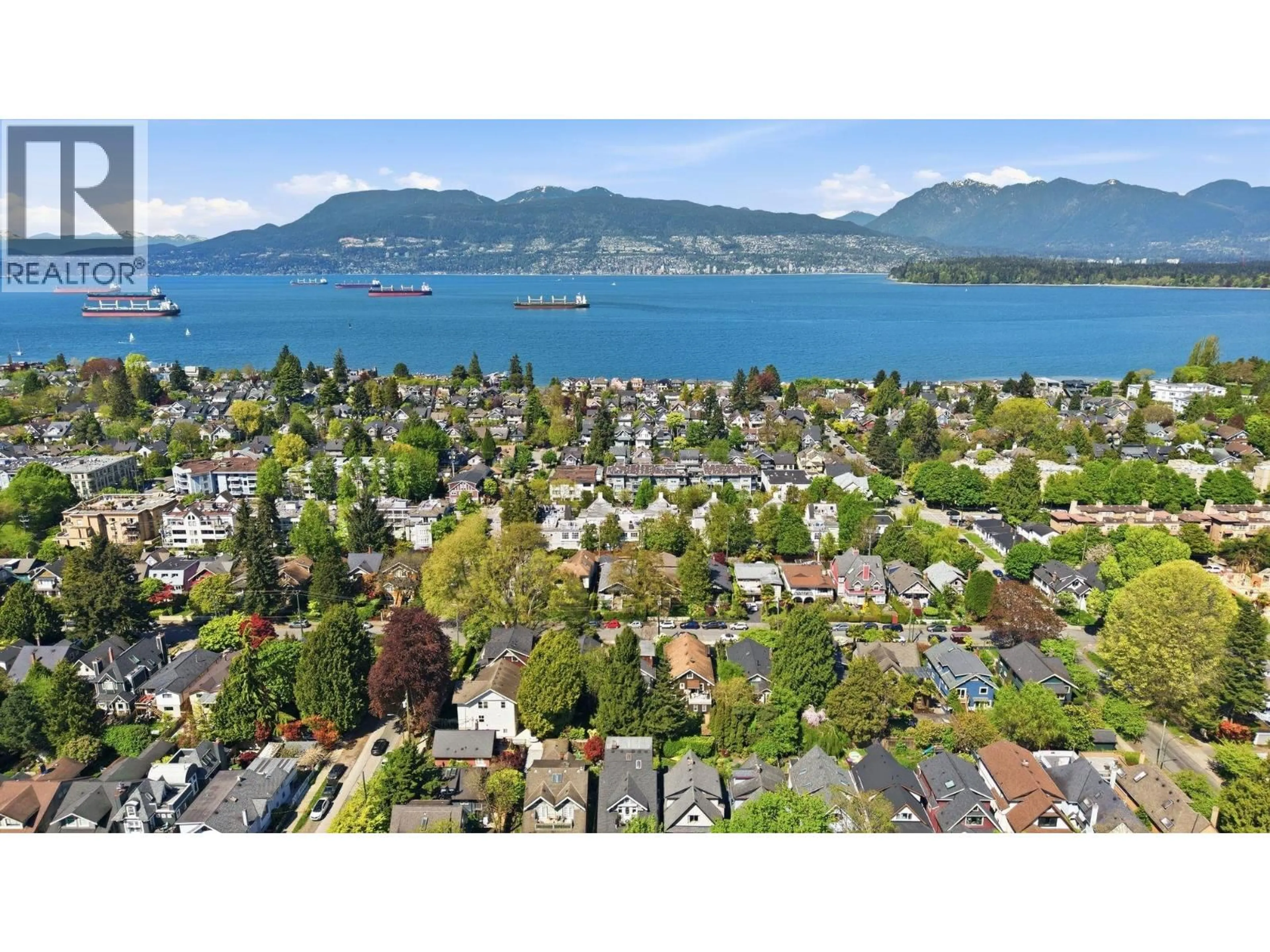 A pic from outside/outdoor area/front of a property/back of a property/a pic from drone, water/lake/river/ocean view for 3174 5TH AVENUE, Vancouver British Columbia V6K1V2