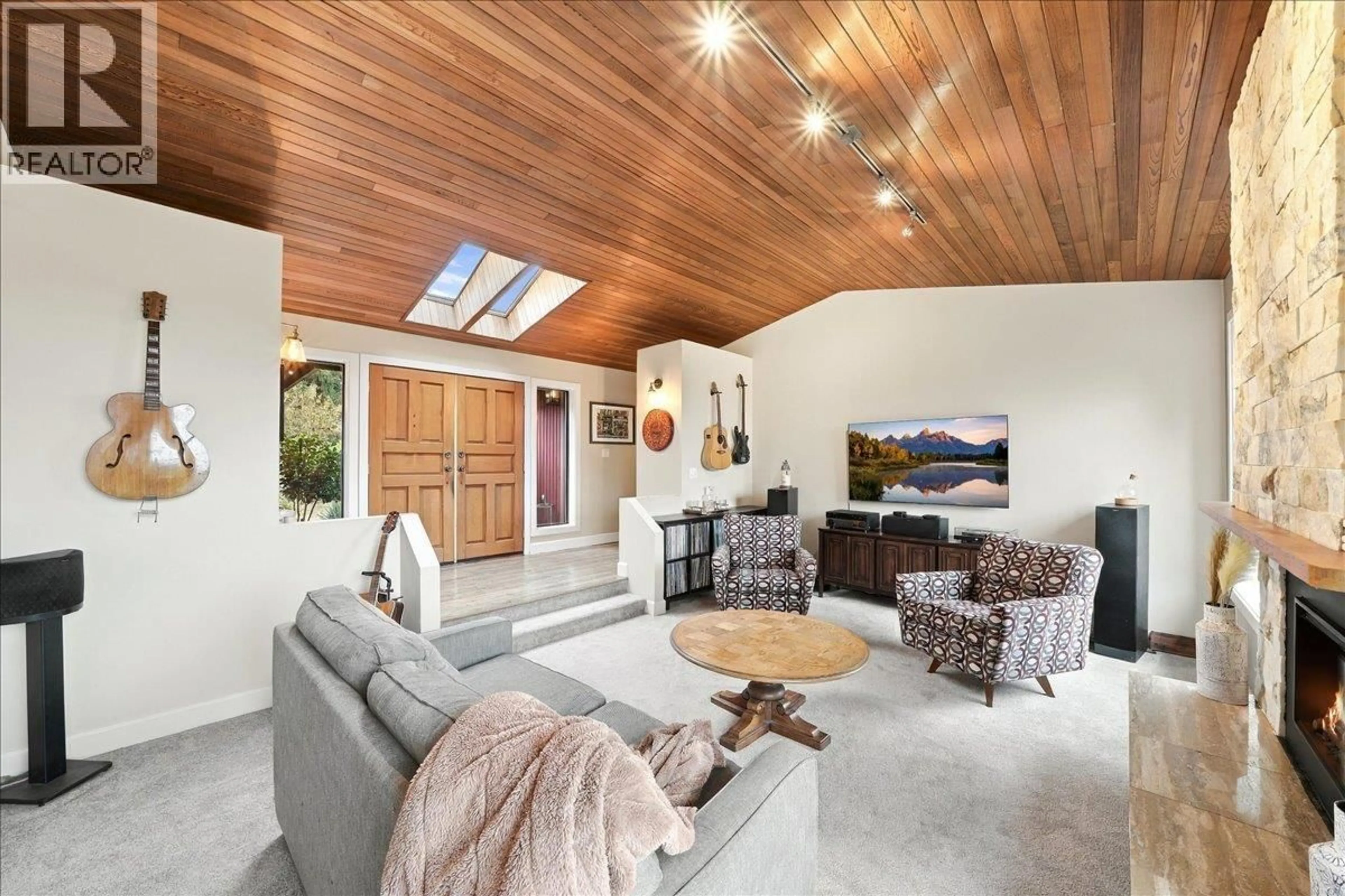 Living room with furniture, unknown for 12461 MEADOW BROOK PLACE, Maple Ridge British Columbia V4R2H6