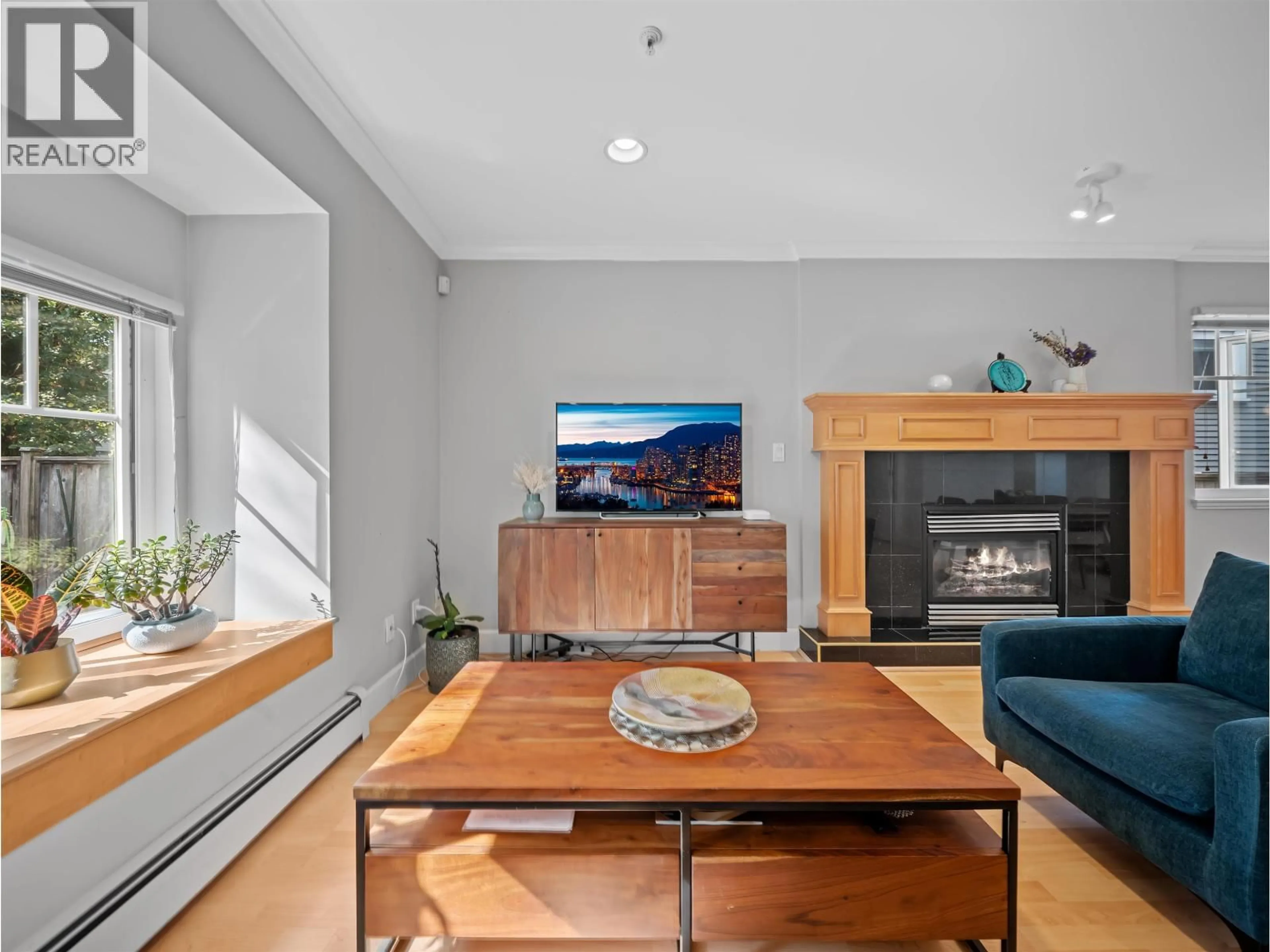 Living room with furniture, wood/laminate floor for 533 8TH AVENUE, Vancouver British Columbia V5T1S9
