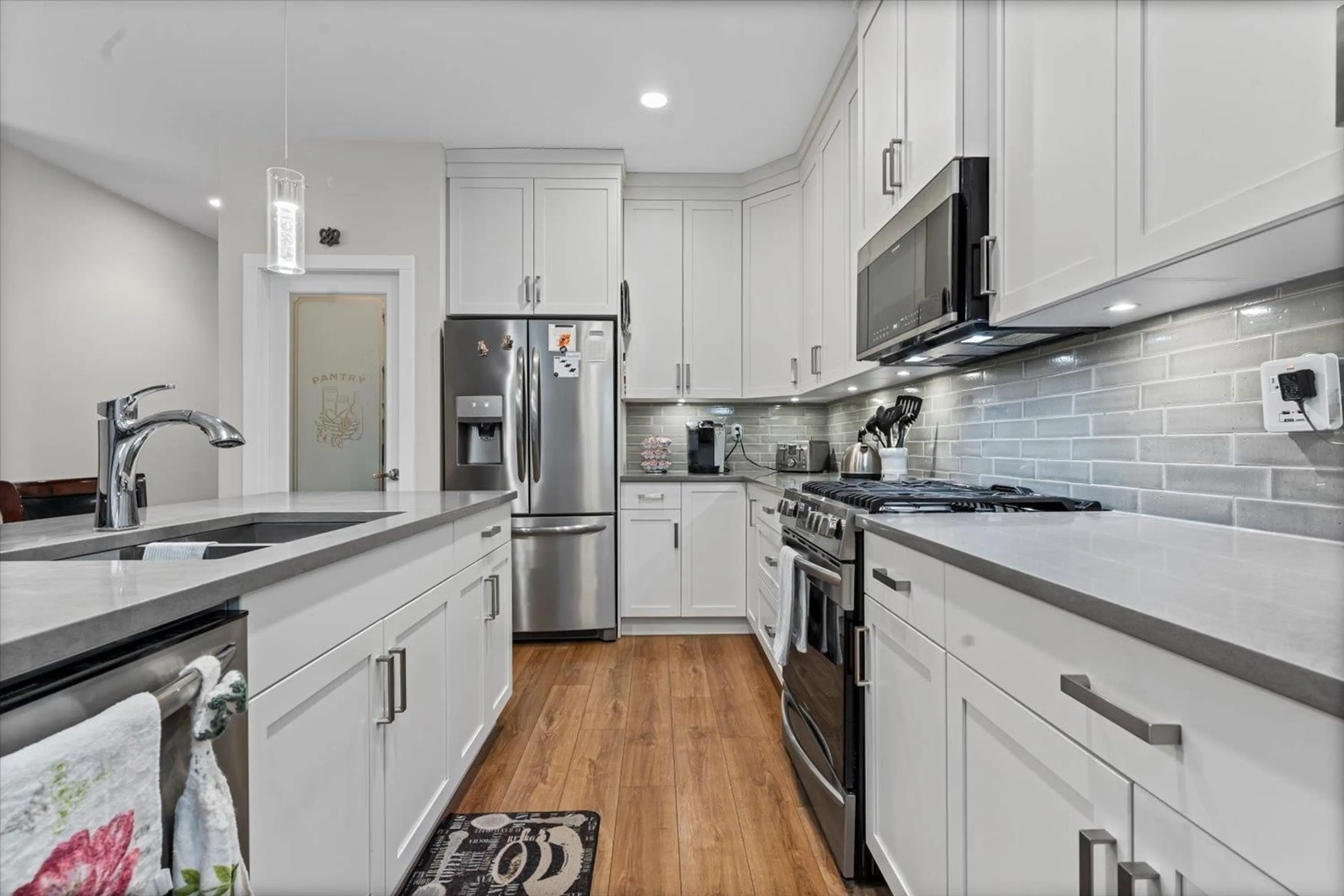 Open concept kitchen, ceramic/tile floor for 85 - 46110 THOMAS ROAD, Chilliwack British Columbia V2R2R4