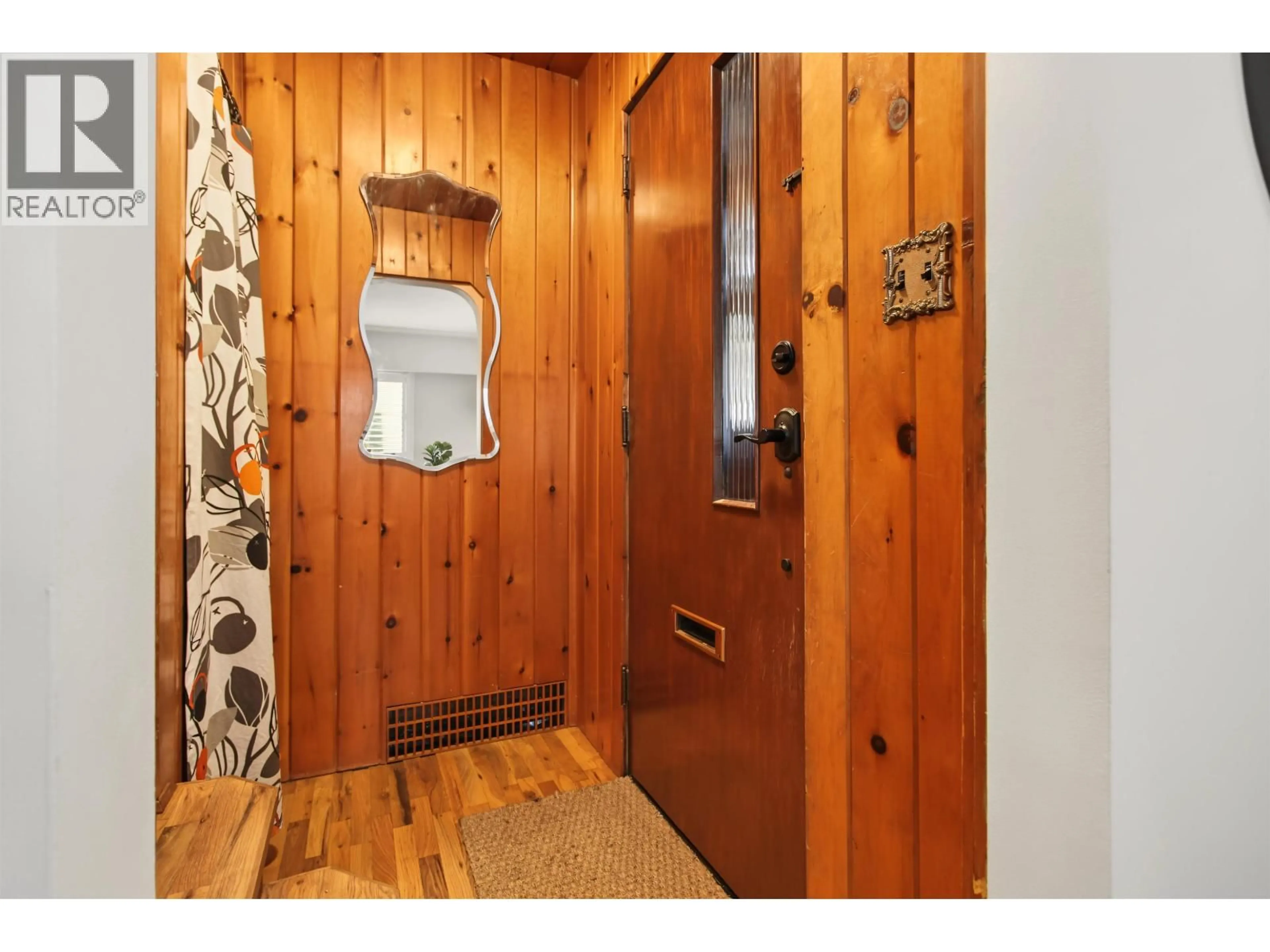 Indoor entryway for 920 CHILLIWACK STREET, New Westminster British Columbia V3L4V5