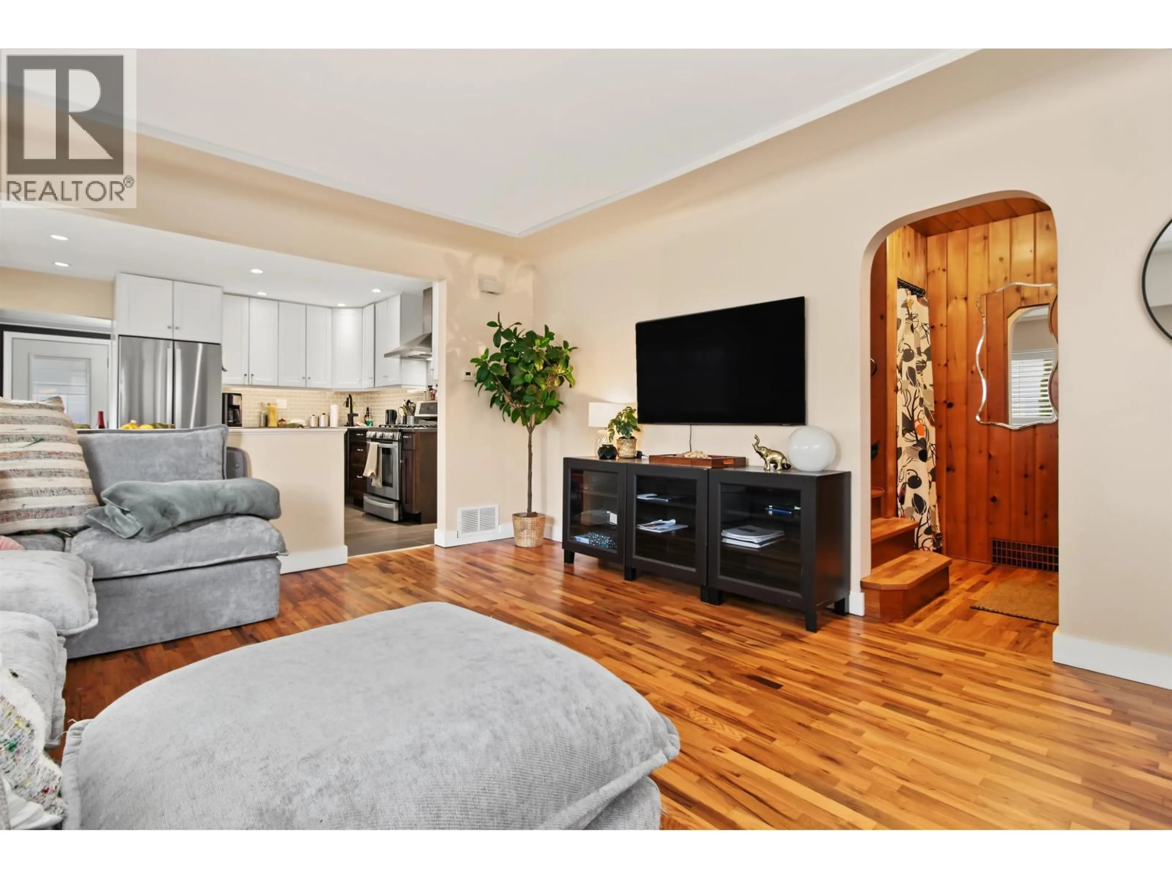 Living room with furniture, wood/laminate floor for 920 CHILLIWACK STREET, New Westminster British Columbia V3L4V5