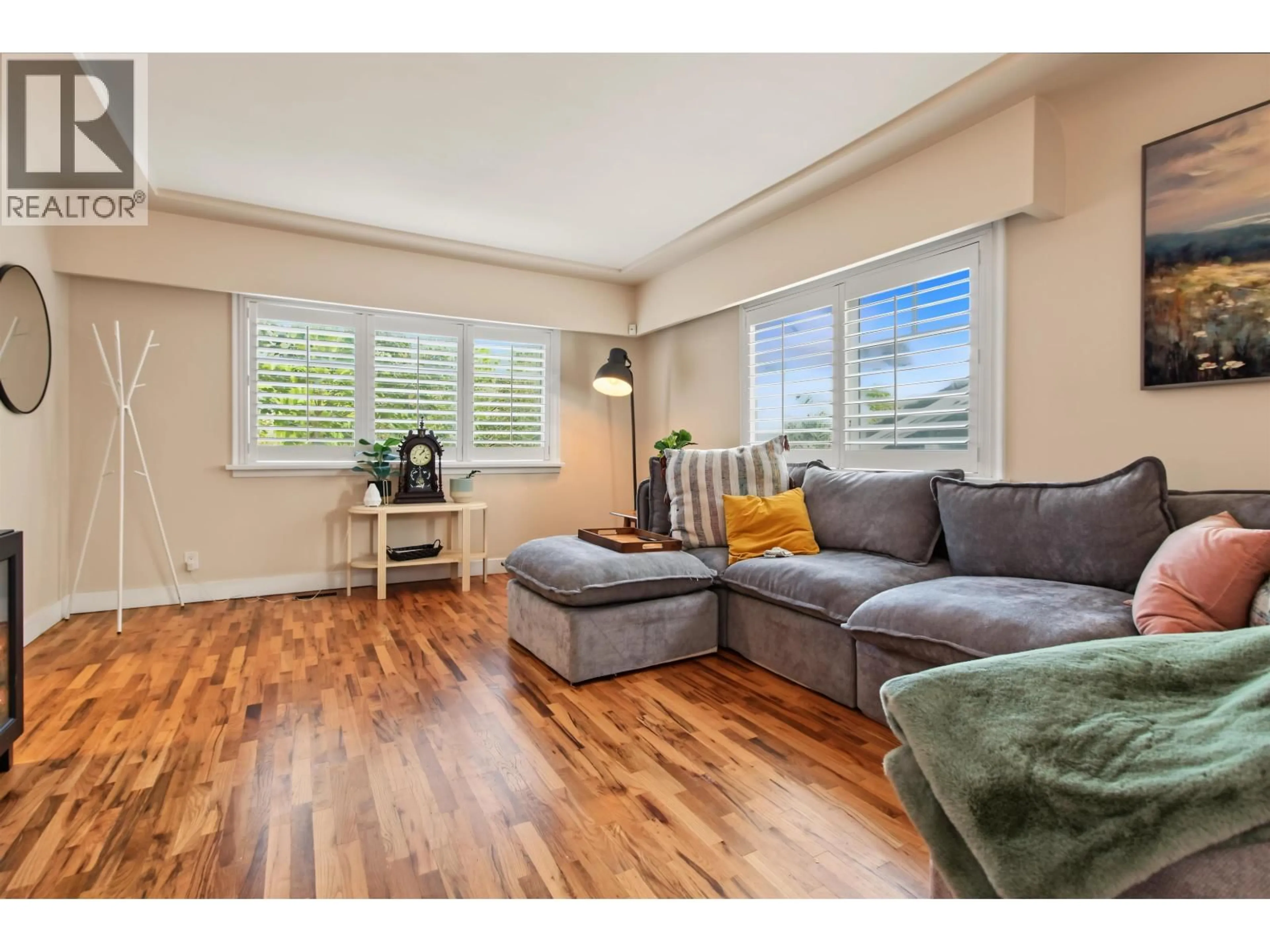 Living room with furniture, wood/laminate floor for 920 CHILLIWACK STREET, New Westminster British Columbia V3L4V5