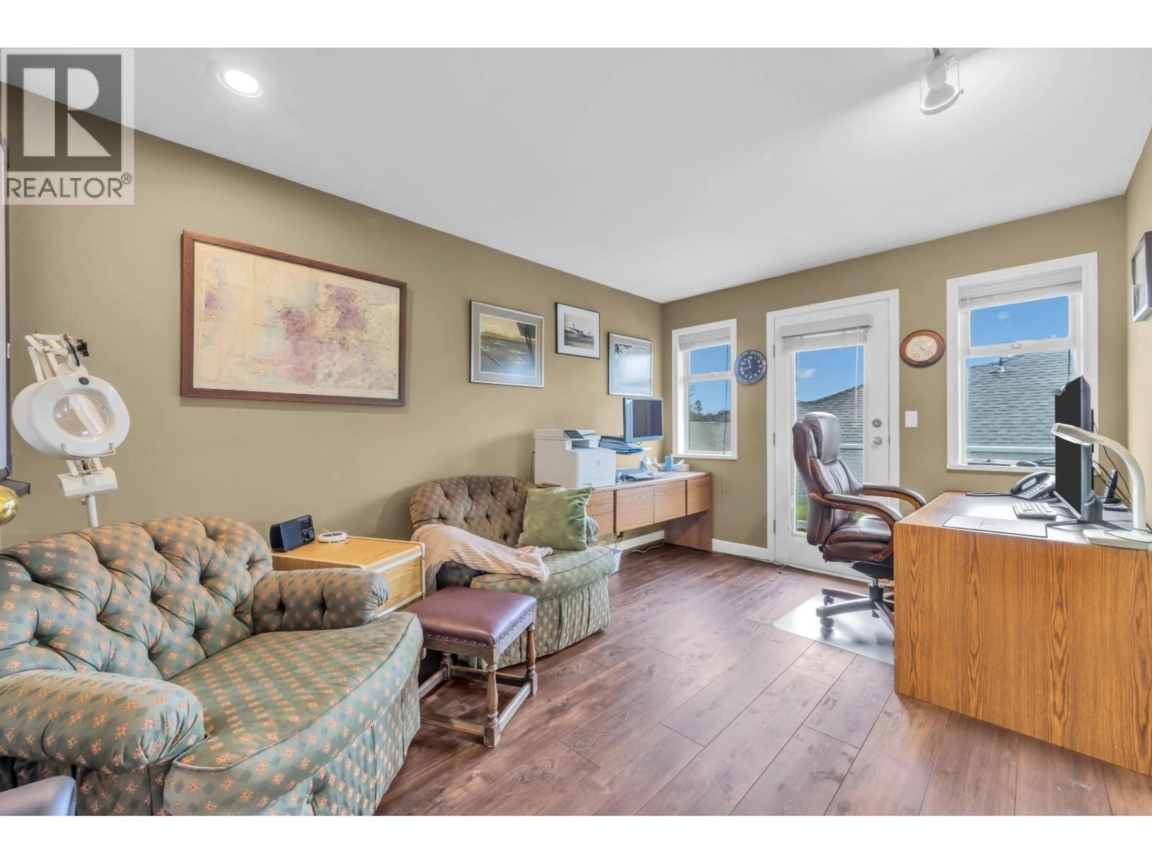 Living room with furniture, wood/laminate floor for 336 ROSEHILL WYND, Tsawwassen British Columbia V4M3L9