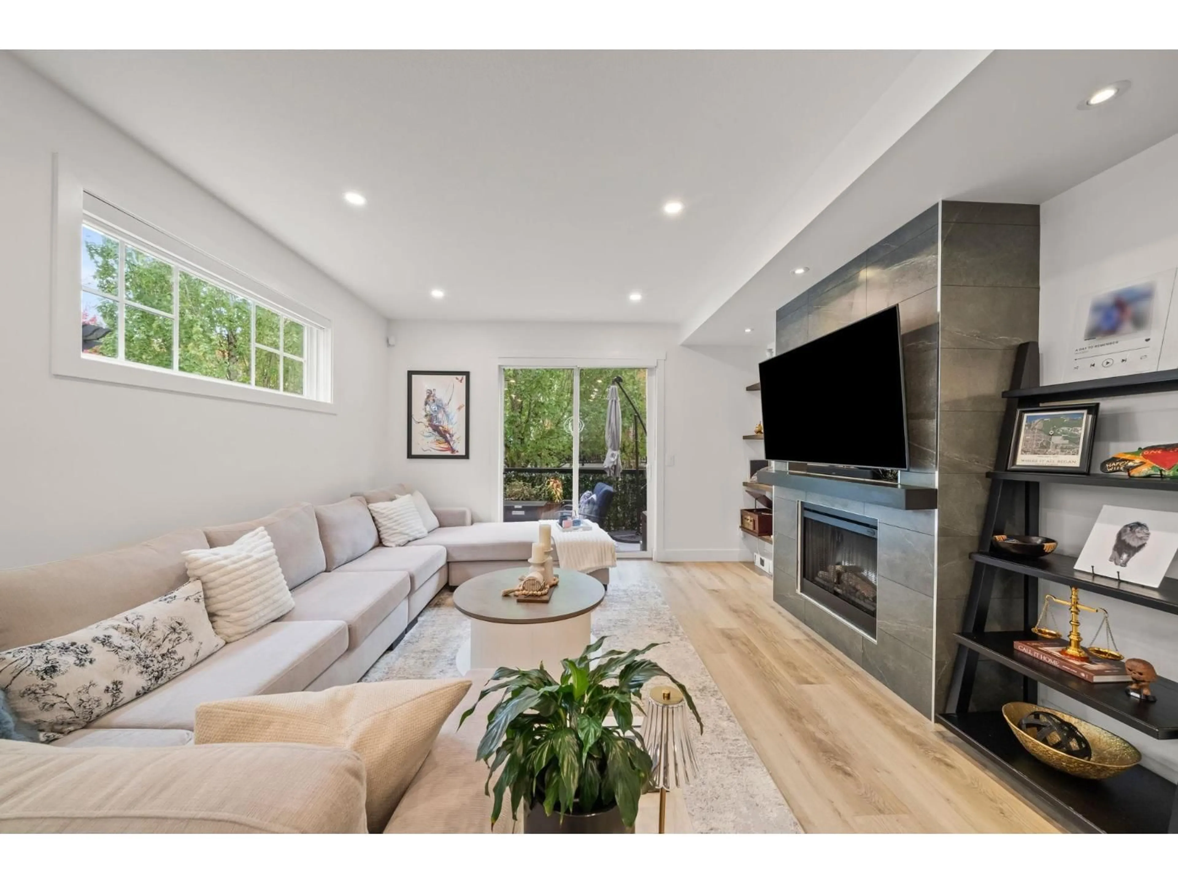 Living room with furniture, unknown for 37 - 7238 189 STREET, Surrey British Columbia V4N5Y8