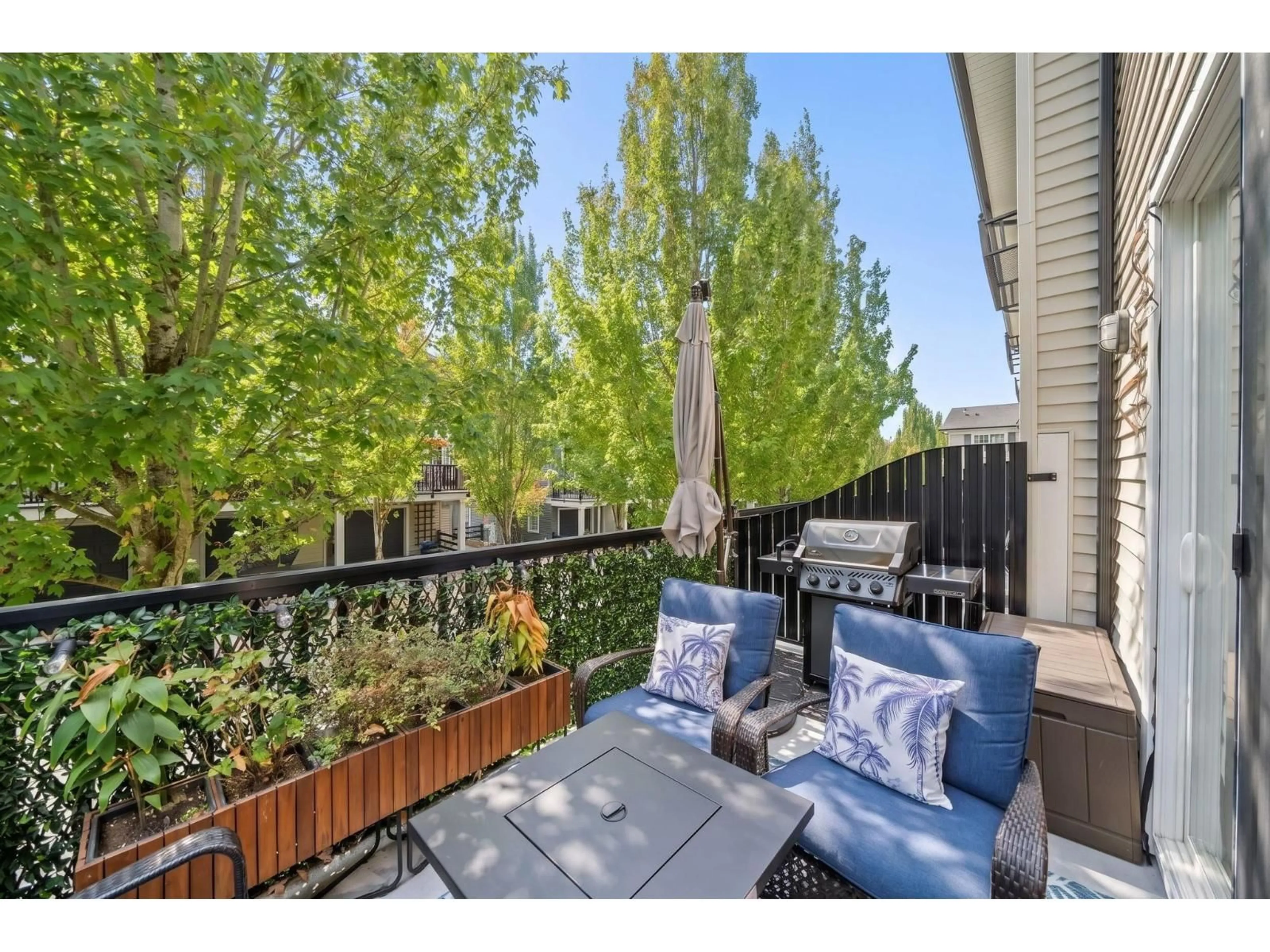 Patio, unknown for 37 - 7238 189 STREET, Surrey British Columbia V4N5Y8