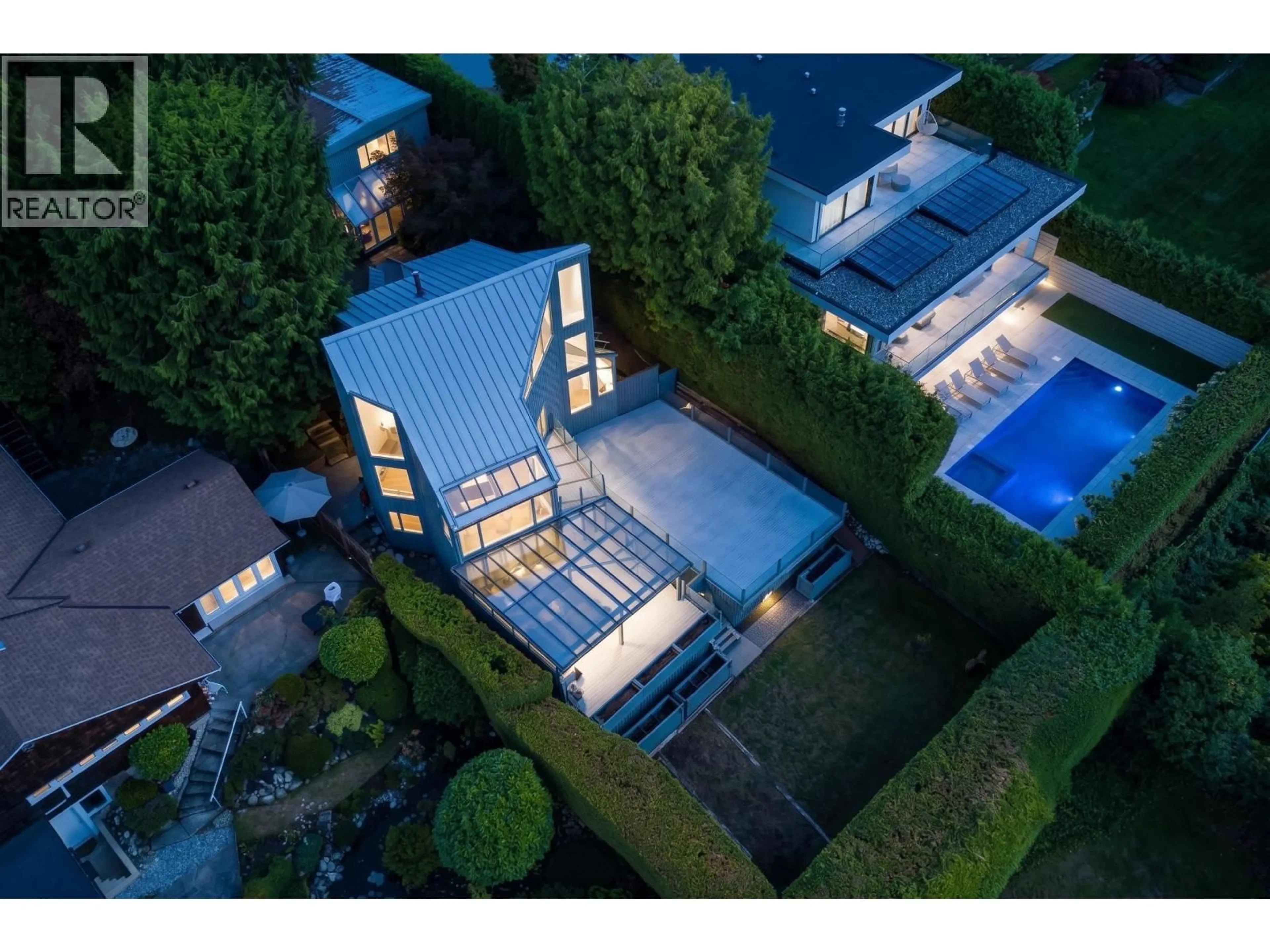 A pic from outside/outdoor area/front of a property/back of a property/a pic from drone, unknown for 975 AUBENEAU CRESCENT, West Vancouver British Columbia V7T1T4