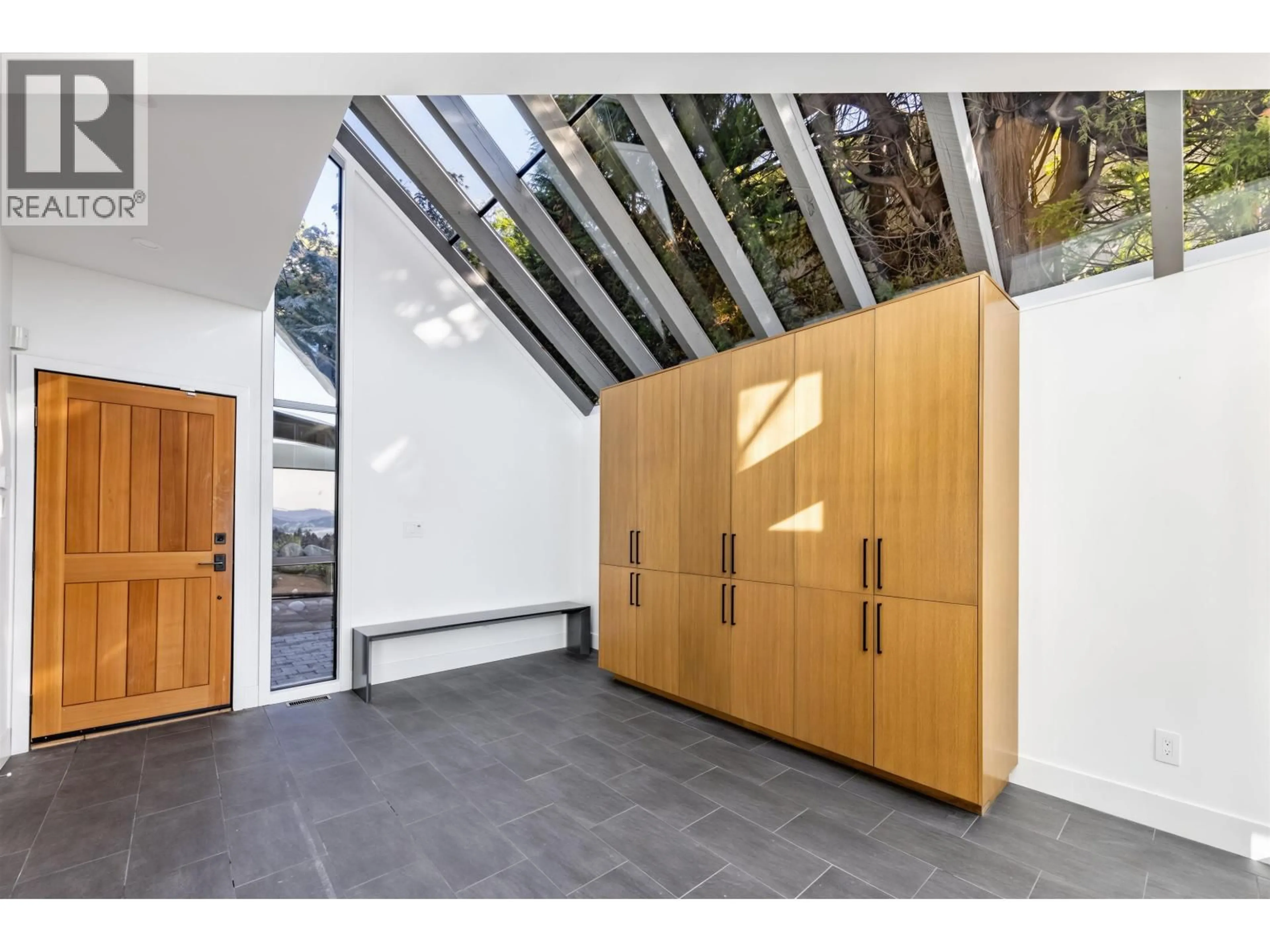Indoor entryway for 975 AUBENEAU CRESCENT, West Vancouver British Columbia V7T1T4