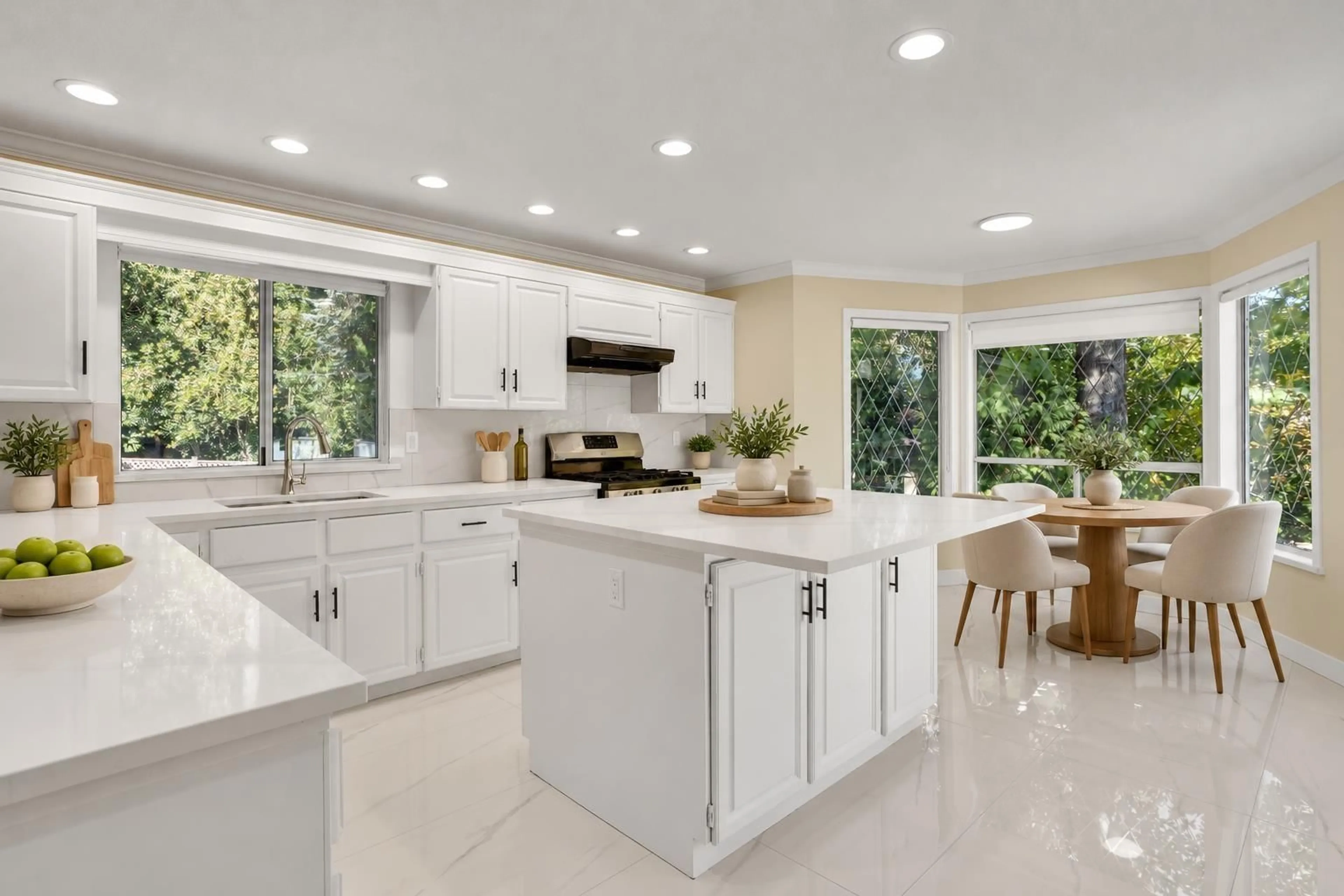 Open concept kitchen, ceramic/tile floor for 13811 17 AVENUE, Surrey British Columbia V4A7C2