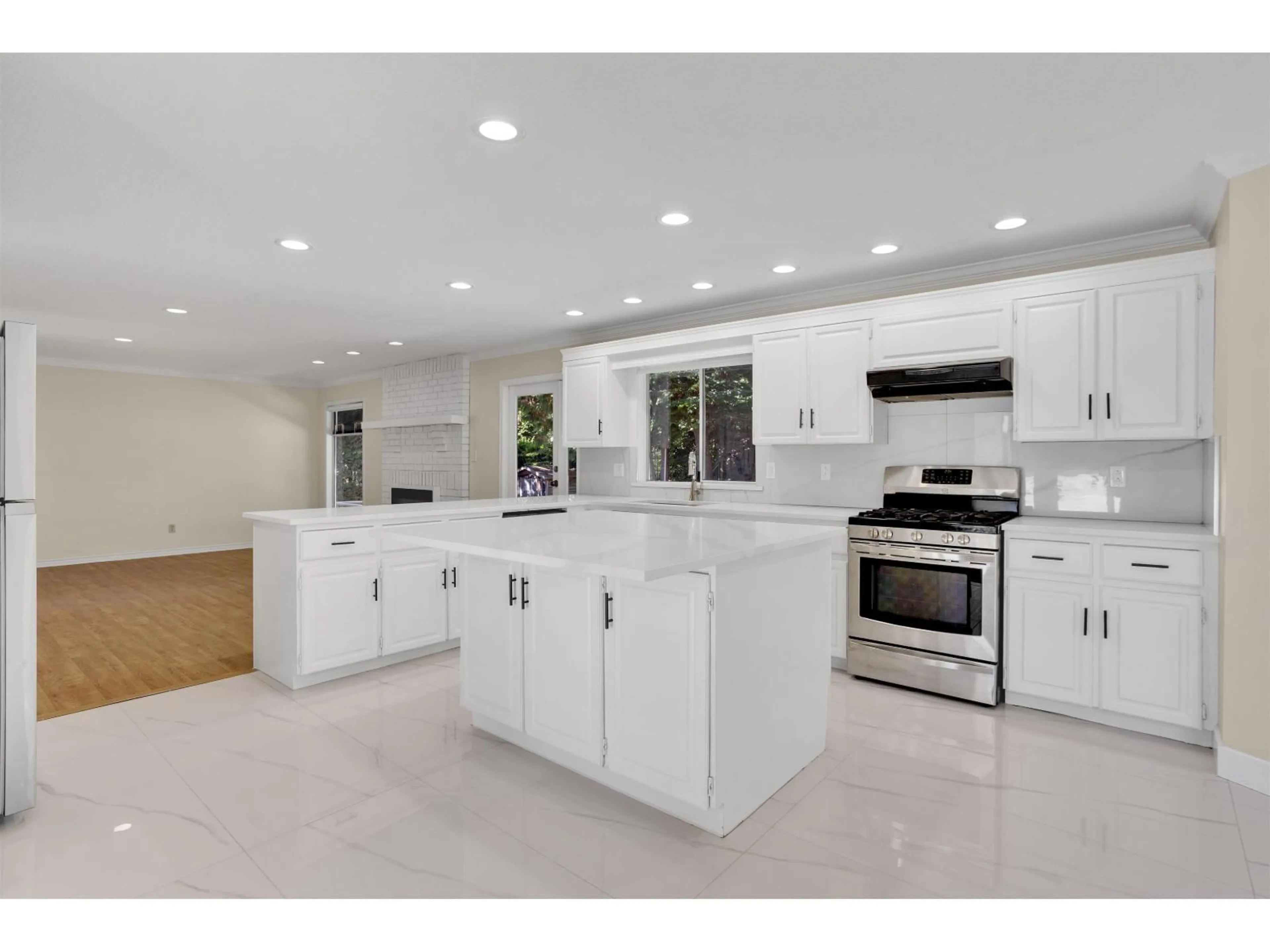 Open concept kitchen, ceramic/tile floor for 13811 17 AVENUE, Surrey British Columbia V4A7C2
